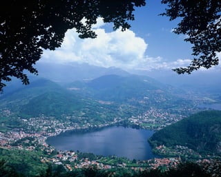 Natura a Varese. Lavena Ponte Tresa sul lago Ceresio