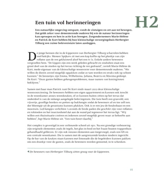 Een tuin vol herinneringen
Een natuurlijke omgeving ontspant, voedt de zintuigen en zet aan tot bewegen.
Dat geldt zeker voor dementerende ouderen bij wie de natuur herinneringen
kan oproepen en hen in actie kan brengen. Zorgondernemers Marie-Hélène
en Patrick de Kort hebben bij hun kleinschalige verzorgingshuis Herbergier
Tilburg een ruime belevenistuin laten aanleggen.
D
e jonge hennen die in de kippenren van Herbergier Tilburg scharrelen hebben
veel bekijks. Meneer Spijkers zit met een kop koffie op het plankje van zijn
rollator aan de ren gekluisterd alsof het een tv is. Enkele andere bewoners
vergezellen hem. “De kippen zijn een week geleden gebracht en sindsdien staat een
groot deel van de stoelen op het terras richting de ren gedraaid”, vertelt Marie-Hélène de
Kort, mede-eigenaar van de kleinschalige woonvorm voor dementerende ouderen. “We
willen de dieren zoveel mogelijk oppakken zodat ze tam worden en straks ook op schoot
kunnen.” De hennetjes zijn Emma, Wilhelmina, Juliana, Beatrix en Máxima gedoopt.
De Kort: “Onze gasten hebben geheugenproblemen, maar namen van koninginnen
beklijven.”
Samen met haar man Patrick runt De Kort sinds maart 2012 deze kleinschalige
woonvoorziening. De bewoners hebben een eigen appartement en kunnen ook terecht
in de woonkamer annex woonkeuken, of ze kunnen buiten zitten op het terras dat
onderdeel is van de onlangs aangelegde belevingstuin. Die tuin heeft een grasveld, een
vijvertje, gezellige borders en potten op bukhoogte zodat de bewoners af en toe zelf een
dor bloempje uit de geraniums kunnen plukken. Ook is er een jeu-de-boulesbaan en een
moestuin. Led-lampjes verlichten ’s avonds de brede paden die geschikt zijn voor rollators
en rolstoelen en het insectenhotel dat aan de wand pal tegenover het terras ligt. “Wij
willen een thuissituatie creëren en iedereen zoveel mogelijk geven waar ze behoefte aan
hebben”, legt Marie-Hélène uit. “Een tuin hoort daarbij.”
Het complex is gevestigd in een verbouwde school uit 1911. Na een grondige verbouwing
zijn originele elementen zoals de tegels, het glas-in-lood en het fraaie houten trappenhuis
gehandhaafd gebleven. Er zijn ook nieuwe elementen aan toegevoegd, zoals een lift en
een centrale woonkamer. Die is samen met de aangrenzende keuken modern ingericht.
Op de bar van de keuken staan kannen met limonade die de begeleiders kunnen pakken
om een drankje voor de gasten, zoals de bewoners worden genoemd, in te schenken.
H2
De bewoners van Herbergier Tilburg zitten graag voor de kippenren.
15
 