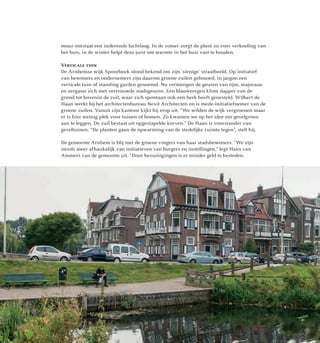 muur ontstaat een isolerende luchtlaag. In de zomer zorgt de plant zo voor verkoeling van
het huis, in de winter helpt deze juist om warmte in het huis vast te houden.
Verticale tuin
De Arnhemse wijk Spoorhoek stond bekend om zijn ‘stenige’ straatbeeld. Op initiatief
van bewoners en ondernemers zijn daarom groene zuilen gebouwd, in jargon een
­verticale tuin of standing garden genoemd. Nu vermengen de geuren van tijm, majoraan
en oregano zich met vertrouwde stadsgeuren. Een blauweregen klimt dapper van de
grond tot bovenin de zuil, waar zich spontaan ook een berk heeft genesteld. Wilbert de
Haan werkt bij het architectenbureau Nexit Architecten en is mede-initiatief­nemer van de
groene zuilen. Vanuit zijn kantoor kijkt hij erop uit. “We wilden de wijk vergroenen maar
er is hier weinig plek voor tuinen of bomen. Zo kwamen we op het idee om gevelgroen
aan te leggen. De zuil bestaat uit opgestapelde korven.” De Haan is voorstander van
geveltuinen. “De planten gaan de opwarming van de stedelijke ruimte tegen”, stelt hij.
De gemeente Arnhem is blij met de groene vingers van haar stadsbewoners. “We zijn
steeds meer afhankelijk van initiatieven van burgers en instellingen,” legt Hans van
Ammers van de gemeente uit. “Door bezuinigingen is er minder geld te besteden.
26
 