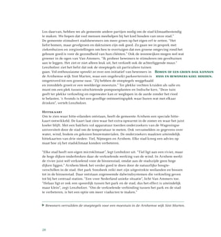 Los daarvan, hebben we als gemeente andere partijen nodig om de stad klimaatbestendig
te maken. We hopen dat veel mensen meehelpen bij het koel houden van onze stad.”
De gemeente stimuleert stadsbewoners om meer groen op het eigen erf te zetten. “Het
liefst bomen, maar gevelgroen en daktuinen zijn ook goed. Zo gaan we in gesprek met
ziekenhuizen en zorginstellingen om hen te overtuigen dat een groene omgeving rond het
gebouw goed is voor de gezondheid van hun cliënten.” Ook de woonwijken mogen wel wat
groener in de ogen van Van Ammers. “Ik probeer bewoners te stimuleren om geveltuinen
aan te leggen. Het ziet er niet alleen leuk uit, het verkoelt ook de achter­liggende muur.”
Lenzholzer ziet het liefst dat ook de stoeptegels uit particuliere tuinen
gaan. Vol enthousiasme spreekt ze over een initiatief van bewoners in
de Arnhemse wijk Sint Marten, waar een ongebruikt parkeerterrein is
omgetoverd tot een groene oase. “Zij hebben de stoeptegels weggehaald
en inmiddels groeit er een weelderige moes­tuin.” Ter plekke vechten kruiden als salie en
munt om een plek tussen uitschietende pompoenplanten en Indische kers. “Deze tuin
geeft ter plekke verkoeling en regenwater kan er weglopen in de aarde zonder het riool
te belasten. ‘s Avonds is het een gezellige ontmoetingsplek waar buren wat met elkaar
drinken”, vertelt Lenzholzer.
Hittekaart
Om te zien waar hitte-eilanden ontstaan, heeft de gemeente Arnhem een speciale hitte­
kaart ontwikkeld. De kaart laat zien waar het extra opwarmt in de zomer en waar het juist
koeler blijft. Met een bakfiets vol apparatuur toerden onderzoekers van de Wageningse
universiteit door de stad om de temperatuur te meten. Ook verzamelden ze gegevens over
water, wind, bodem en gekozen bouwmaterialen. De onderzoekers maakten uiteindelijk
hittekaarten van drie steden: Tiel, Nijmegen en Arnhem. Elke stad kreeg een advies op
maat hoe zij het stadsklimaat konden verbeteren.
“Elke stad heeft een eigen microklimaat”, legt Lenholzer uit. “Tiel ligt aan een rivier, maar
de hoge dijken onderbreken daar de verkoelende werking van de wind. In Arnhem werkt
de rivier juist wél verkoelend voor de binnenstad, omdat aan de stadszijde geen hoge
dijken liggen.” Arnhem bleek het verder goed te doen door de natuurlijke hoogte­
verschillen in de stad. Het park Sonsbeek reikt met zijn uitgestrekte weilanden en bossen
tot in de binnenstad. Daar ontstaan zogenoemde dalwindsystemen die verkoeling geven
tot bij het centraal station. “Een voor Nederland unieke situatie”, licht Van Ammers toe.
“Helaas ligt er ook een spoordijk tussen het park en de stad, dus het effect is uiteindelijk
maar klein”, zegt Lenzholzer. “Om de verkoelende verbinding tussen het park en de stad
te verbeteren, is het een optie om meer viaducten te maken.”
Bomen of een groen dak kunnen
huis en bewoners koel houden.
Bewoners verruilden de stoeptegels voor een moestuin in de Arnhemse wijk Sint Marten.
28
 