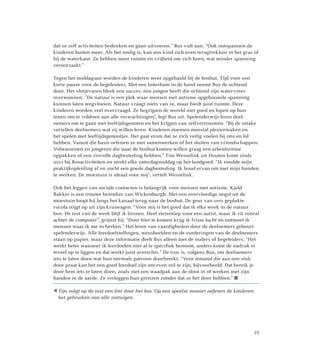 dat ze zelf activiteiten bedenken en gaan uitvoeren.” Bus vult aan: “Ook ontspannen de
kinderen buiten meer. Als het nodig is, kan een kind zich even terugtrekken in het gras of
bij de waterkant. Ze hebben meer ruimte en vrijheid om zich heen, wat minder spanning
veroorzaakt.”
Tegen het middaguur worden de kinderen weer opgehaald bij de boshut. Tijd voor een
korte pauze voor de begeleiders. Met een boterham in de hand neemt Bus de ochtend
door. Het vlotjevaren bleek een succes: één jongen heeft die ochtend zijn watervrees
overwonnen. ”De natuur is een plek waar mensen met autisme opgebouwde spanning
kunnen laten wegvloeien. Natuur vraagt niets van ze, maar biedt juist ruimte. Deze
kinderen worden veel overvraagd. Ze begrijpen de wereld niet goed en lopen op hun
tenen om te voldoen aan alle verwachtingen”, legt Bus uit. Spelenderwijs leren deel­
nemers om te gaan met leeftijdsgenoten en het krijgen van zelfvertrouwen. “Bij de intake
vertellen deelnemers wat zij willen leren. Kinderen noemen meestal pleziermaken en
het spelen met leeftijdsgenootjes. Het gaat erom dat ze zich veilig voelen bij ons en lol
hebben. Vanuit die basis oefenen ze met samenwerken of het sluiten van vriendschappen.
Volwassenen en jongeren die naar de boshut komen willen graag een arbeidsritme
oppakken of een zinvolle dagbesteding hebben.” Tim Wesselink uit Houten komt sinds
2011 bij Bosactiviteiten en werkt elke zaterdagmiddag op het landgoed. “Ik rondde mijn
praktijkopleiding af en zocht een goede dagbesteding. Ik houd ervan om met mijn handen
te werken. De moestuin is ideaal voor mij”, vertelt Wesselink.
Ook het leggen van sociale contacten is belangrijk voor mensen met autisme. Kjeld
Bakker is een trouwe bezoeker van Wickenburgh. Met een overvloedige oogst uit de
moestuin loopt hij langs het kanaal terug naar de boshut. De geur van vers geplukte
rucola stijgt op uit zijn kruiwagen. “Voor mij is het goed dat ik elke week in de natuur
ben. De rest van de week blijf ik binnen. Heel stereotiep voor een autist, maar ik zit vooral
achter de computer”, grijnst hij. “Door hier te komen krijg ik frisse lucht en ontmoet ik
mensen waar ik me in herken.” Het leren van vaardigheden door de deelnemers gebeurt
spelenderwijs. Alle leerdoelstellingen, wensbeelden en de vorderingen van de deelnemers
staan op papier, maar deze informatie deelt Bus alleen met de ouders of begeleiders. “Het
werkt beter wanneer ik leerdoelen niet al te specifiek benoem, anders komt de nadruk er
teveel op te liggen en dat werkt juist averechts.” De truc is, volgens Bus, om deelnemers
iets te laten doen wat hun normale patroon doorbreekt. “Voor iemand die aan een stuk
door praat kan het een goed leerdoel zijn om even stil te zijn, bijvoorbeeld. Dat bereik je
door hem iets te laten doen, zoals met een waadpak aan de sloot in of werken met zijn
handen in de aarde. Ze verleggen hun grenzen zonder dat ze het door hebben.” 
Tijn volgt op de tast een lint door het bos. Op een speelse manier oefenen de kinderen
het gebruiken van alle zintuigen.
39
 