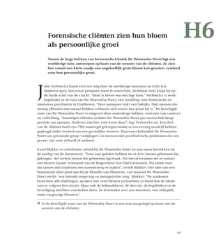 Forensische cliënten zien hun bloem
als persoonlijke groei
Tussen de hoge hekken van forensische kliniek De Woenselse Poort ligt een
weelderige tuin, ontworpen op basis van de wensen van de cliënten. Ze zien
hoe vanuit een klein zaadje een ongelooflijk grote bloem kan groeien: symbool
voor hun persoonlijke groei.
J
ohn Verhoeckx baant zich een weg door de weelderige moestuin en trekt wat
bladeren opzij. Een reuze pompoen komt te voorschijn. Zichtbaar trots klopt hij op
de harde schil van de vrucht. “Moet je horen wat een lage toon.” Verhoeckx is werk­
begeleider in de tuin van De Woenselse Poort, een instelling voor forensische en
intensieve psychiatrie in Eindhoven. “Deze pompoen trekt veel bekijks. Ook mensen die
weinig affiniteit met natuur hebben verbazen zich erover hoe groot hij is.” De beveiligde
zone van De Woenselse Poort is omgeven door metershoge hekken, voor­zien van camera’s
en verlichting. “Sommigen cliënten verlaten De Woenselse Poort pas na een hele lange
periode van opname. Anderen zijn hier voor korte duur”, legt Verhoeckx uit. Een deel
van de cliënten heeft een TBS-maatregel gekregen omdat ze een ernstig misdrijf hebben
gepleegd onder invloed van een geestelijke stoornis. Daarnaast behandelt De Woenselse
Poort een groeiende groep ‘veelplegers’ en mensen met psychiatrische problemen die een
gevaar zijn voor zichzelf of anderen.
Karel Blokker is coördinator arbeid bij De Woenselse Poort en was nauw betrokken bij
de aanleg van de binnentuin. “Twee jaar geleden hebben we er drie nieuwe gebouwen bij
gekregen. Het terrein tussen die gebouwen lag braak. Per toeval kwamen we in contact
met docent Gunter Schwandt van de Hogeschool Van Hall Larenstein. Hij stelde voor
om samen met studenten een tuinontwerp te maken”, vertelt Blokker. Het idee van een
binnentuin sloot goed aan bij de filosofie van Planetree, van waaruit De Woenselse
Poort werkt: ‘een helende omgeving en mensgerichte zorg.’ Blokker: “De studenten
bezochten alle afdelingen, spraken met veel cliënten en brachten in beeld hoe de ideale
tuin er volgens hen uitziet. Maar ook de behandelaren, de directie, de begeleiders en de
beveiliging mochten voorstellen doen. Ze droomden over een moestuin, een stilteplek,
water en geurige bloemen.”
H6
In de beveiligde zone van de Woenselse Poort is een tuin aangelegd op basis van de
wensen van de cliënten.
49
 