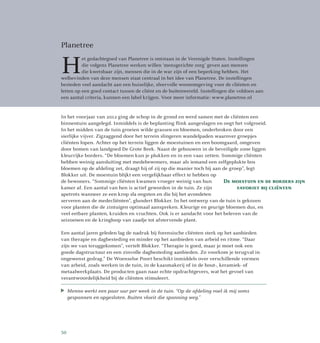 Planetree
H
et gedachtegoed van Planetree is ontstaan in de Verenigde Staten. Instellingen
die volgens Planetree werken willen ‘mensgerichte zorg’ geven aan mensen
die kwetsbaar zijn, mensen die in de war zijn of een beperking hebben. Het
welbevinden van deze mensen staat centraal in het idee van Planetree. De instellingen
besteden veel aandacht aan een huiselijke, sfeervolle woonomgeving voor de cliënten en
letten op een goed contact tussen de cliënt en de buitenwereld. Instellingen die voldoen aan
een aantal criteria, kunnen een label krijgen. Voor meer informatie: www.planetree.nl
In het voorjaar van 2012 ging de schop in de grond en werd samen met de cliënten een
binnentuin aangelegd. Inmiddels is de beplanting flink aangeslagen en oogt het volgroeid.
In het midden van de tuin groeien wilde grassen en bloemen, onderbroken door een
sierlijke vijver. Zigzaggend door het terrein slingeren wandelpaden waarover groepjes
cliënten lopen. Achter op het terrein liggen de moestuinen en een boomgaard, omgeven
door bomen van landgoed De Grote Beek. Naast de gebouwen in de beveiligde zone liggen
kleurrijke borders. “De bloemen kun je plukken en in een vaas zetten. Sommige cliënten
hebben weinig aansluiting met medebewoners, maar als iemand een zelfgeplukte bos
bloemen op de afdeling zet, draagt hij of zij op die manier toch bij aan de groep”, legt
Blokker uit. De moestuin blijkt een vergelijkbaar effect te hebben op
de bewoners. “Sommige cliënten kwamen vroeger weinig van hun
kamer af. Een aantal van hen is actief geworden in de tuin. Ze zijn
apetrots wanneer ze een krop sla oogsten en die bij het avondeten
serveren aan de medecliënten”, glundert Blokker. In het ontwerp van de tuin is gekozen
voor planten die de zintuigen optimaal aanspreken. Kleurige en geurige bloemen dus, en
veel eetbare planten, kruiden en vruchten. Ook is er aandacht voor het beleven van de
seizoenen en de kringloop van zaadje tot afstervende plant.
Een aantal jaren geleden lag de nadruk bij forensische cliënten sterk op het aanbieden
van therapie en dagbesteding en minder op het aanbieden van arbeid en ritme. “Daar
zijn we van teruggekomen”, vertelt Blokker. “Therapie is goed, maar je moet ook een
goede dagstructuur en een zinvolle dagbesteding aanbieden. Zo voorkom je terugval in
ongewenst gedrag.” De Woenselse Poort beschikt inmiddels over verschillende vormen
van arbeid, zoals werken in de tuin, in de kaasmakerij of in de hout-, keramiek- of
metaalwerkplaats. De producten gaan naar echte opdrachtgevers, wat het gevoel van
verantwoordelijkheid bij de cliënten stimuleert.
De moestuin en de borders zijn
favoriet bij cliënten
Menno werkt een paar uur per week in de tuin. “Op de afdeling voel ik mij soms
gespannen en opgesloten. Buiten vloeit die spanning weg.”
50
 