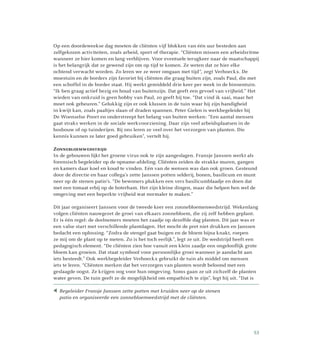 Op een doordeweekse dag moeten de cliënten vijf blokken van één uur besteden aan
zelfgekozen activiteiten, zoals arbeid, sport of therapie. “Cliënten missen een arbeidsritme
wanneer ze hier komen en lang verblijven. Voor eventuele terugkeer naar de maatschappij
is het belangrijk dat ze gewend zijn om op tijd te komen. Ze weten dat ze hier elke
ochtend verwacht worden. Zo leren we ze weer omgaan met tijd”, zegt Verhoeckx. De
moestuin en de borders zijn favoriet bij cliënten die graag buiten zijn, zoals Paul, die met
een schoffel in de border staat. Hij werkt gemiddeld drie keer per week in de binnentuin.
“Ik ben graag actief bezig en houd van buitenzijn. Dat geeft een gevoel van vrijheid.” Het
wieden van onkruid is geen hobby van Paul, zo geeft hij toe. “Dat vind ik saai, maar het
moet ook gebeuren.” Gelukkig zijn er ook klussen in de tuin waar hij zijn handigheid
in kwijt kan, zoals paaltjes slaan of draden spannen. Peter Gielen is werkbegeleider bij
De Woenselse Poort en onderstreept het belang van buiten werken: “Een aantal mensen
gaat straks werken in de sociale werkvoorziening. Daar zijn veel arbeidsplaatsen in de
bosbouw of op tuinderijen. Bij ons leren ze veel over het verzorgen van planten. Die
kennis kunnen ze later goed gebruiken”, vertelt hij.
Zonnebloemwedstrijd
In de gebouwen lijkt het groene virus ook te zijn aangeslagen. Fransje Janssen werkt als
forensisch begeleider op de opname-afdeling. Cliënten zeiden de strakke muren, gangen
en kamers daar koel en koud te vinden. Eén van de wensen was dan ook groen. Gesteund
door de directie en haar collega’s zette Janssen potten selderij, bonen, basilicum en munt
neer op de stenen patio’s. “De bewoners plukken een vers basilicumblaadje en doen dat
met een tomaat erbij op de boterham. Het zijn kleine dingen, maar die helpen hen wel de
omgeving met een beperkte vrijheid wat normaler te maken.”
Dit jaar organiseert Janssen voor de tweede keer een zonnebloemenwedstrijd. Wekenlang
volgen cliënten nauwgezet de groei van elkaars zonnebloem, die zij zelf hebben geplant.
Er is één regel: de deelnemers moeten het zaadje op dezelfde dag planten. Dit jaar was er
een valse start met verschillende plantdagen. Het mocht de pret niet drukken en Janssen
bedacht een oplossing. “Zodra de stengel gaat buigen en de bloem bijna knakt, roepen
ze mij om de plant op te meten. Zo is het toch eerlijk”, legt ze uit. De wedstrijd heeft een
pedagogisch element. “De cliënten zien hoe vanuit een klein zaadje een ongelooflijk grote
bloem kan groeien. Dat staat symbool voor persoonlijke groei wanneer je aandacht aan
iets besteedt.” Ook werkbegeleider Verhoeckx gebruikt de tuin als middel om mensen
iets te leren. “Cliënten merken dat het verzorgen van planten wordt beloond met een
geslaagde oogst. Ze krijgen oog voor hun omgeving. Soms gaan ze uit zichzelf de planten
water geven. De tuin geeft ze de mogelijkheid om empathisch te zijn”, legt hij uit. “Dat is
Begeleider Fransje Janssen zette potten met kruiden neer op de stenen
patio en organiseerde een zonnebloemwedstrijd met de cliënten.
53
 