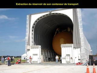 Extraction du réservoir de son conteneur de transport 