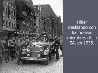 Hitler
desfilando con
los nuevos
miembros de la
SA, en 1935.
 