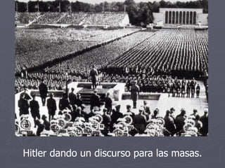 Hitler dando un discurso para las masas.
 