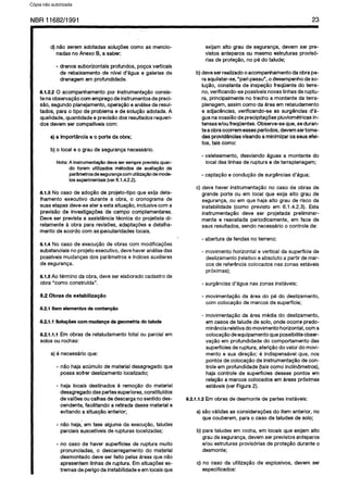C6pia impressa pelo Sistema CENWIN
NBR 11682/l 991 23
d) r-Go serem adotadas solucoes coma as mencio-
nadas no Anexo 6, a saber:
- drenossuborizontaisprofundos,pocosverticais
de rebaixamento de nfvel d’bgua e galeriasde
drenagemem profundidade.
8.1.2.2 0 acompanhamentopor instrumentagQoconsis-
te naobservaggocornempregodeinstrumentosdepreci-
stio,Segundoplanejamento,operag&oeanalisede resul-
tados, para o tipo de,problemae de solugtioadotada. A
qualidade,quantidadeeprecisgodos resultadosrequeri-
dos devem ser compatfveiscorn:
a)a import&nciae o porte da obra;
b)o locale o graude seguranganecessario.
Nota:Ainstrument@odew sersempreprevistaquan-
do forem utilizadoemetodosde avaliaclo de
parametrosdeeegurancacumutiiiza@odemock-
10sexperimentais(ver6.1.4.2.2).
8.1.3 No case de adogHode projeto-tipo que exija deta-
lhamento executive durante a obra, o cronograma de
suasetapasdeve-seater aestasituacHo,inclusivecorna
previsfio de investigaodesde campo complementares.
Deve ser prevista a assistenciatecnica do projetistadi-
retamente a obra para revisbes,adaptacdes e detalha-
mentode acordo corn asQeculiaridadeslocais.
6.1.4 No case de execucHo de obrascorn modificagces
substanciaisnoprojeto executive, devehaveranalisedas
possfveismudancasdos parametrose indicesauxiliares
de seguranga.
8.1.5Ao terminoda obra, deve serelaboradocadastrode
obra “coma construfda”.
8.2 Obras de estabilizapao
8.21 Sem elementos de conten@o
8.21 .l Solu~6es corn mudanqa da geometria do talude
6.2.1.1.1 Em obras de retaludamentototal ou partial em
solosou rochas:
a)e necessarioque:
- nlo hajaacumulode materialdesagregadoque
possa sofrerdeslizamentolocalizado;
- haja locais destinados a remopaodo material
desagregadodaspartessuperiores,constitufdos
devaldesoucalhasdedescarganosentidodes-
cendente, facilitando a retiradadessemateriale
evitando a situac5oanterior;
- nao haja; em fasealgumada execupao,taludes
parciaissuscetfveisde rupturaslocalizadas;
- no case de haver superffcies de ruptura muito
pronunciadas, o descarregamentodo material
desmontado deve ser feito pelasAreasque nlo
apresentemlinhasde ruptura. Emsituacoesex-
tremasdeperigodainstabilidadeeemlocaisque
exijam alto grau de seguranga, devem ser pre-
vistos anteparosou mesmo estruturas provi&
riasde proteglo, no p6 do talude;
b)deveserrealizadooacompanhamentoda obrapa-
raaquilatar-se,“pari passu”,o desempenhodaso-
lugio, constante de inspecQofreqliente do terre-
no,verificando-seposslveisnovaslinhasderuptu-
ra, principalmenteno trecho a montante da terra-
plenagem,assimcoma da areaem retaludamento
e adjacencias,verificando-se as surgenciasd’a-
guanaocasiaode precipitagdespluviometricasin-
tensase/aufrequentes.Observe-seque,seduran-
te aobraocorremessesperfodos,devemsertoma-
das provld&nclasvisando aminimizarOSseusefei-
tos, taiscoma:
- valeteamento, desviando dguas a montante do
local daslinhasde ruptura e de terraplenagem;
- captagaoe conducao desurgenciasd’agua;
c) deve haver instrumentagaono case de obras de
grande Porte ou em local que exija alto grau de
seguranga,ou em que haja alto grau de risco da
instabilidade(coma previsto em 6.1.4.2.3). Esta
instrumentacQo deve ser projetada preliminar-
mente e reavaliada periodicamente, em face de
seusresultados,sendo necessarioo controle de:
- aberturade fendasno terreno;
- movimentohorizontal e vertical da superffciede
deslizamento(relativo eabsolutoa partirde mar-
cos de referenciacolocados nas zonas estaveis
proximas);
- surgenciasd’aguanas zonas instaveis;
- movimentagaoda area do pe do deslizamento,
corn colocaplo de marcosde superficie;
- movimentacao da area media do deslizamento,
em cases detalude de solo, ondeocorre predo-
minanciareiativadomovimentohorizontal, corna
coloca@o deequipamentoquepossibiliteobser-
vacBo em profundidade do comportamento das
superficiesderuptura, afericlo do valor do movi-
mento e sua direcao; 6 indispensavelque, nos
pontosdecolocacao de instrumentaclo de con-
trole em profundidade(taiscoma inclinometros),
haja controle de superffcies dessespontos em
relacgoa marcoscolocados em areaspr6ximas
estaveis(ver Figura2).
8.21.1.2 Emobrasde desmontede partes instaveis:
a)Go Midas as consideracbesdo item anterior, no
que couberem,parao case de taludes de solo;
b)para taludesem rocha, em locais que exijam alto
graudeseguranca,devemser previstosanteparos
e/au estruturasprovisdriasde proteg&odurante o
desmonte;
c) no case da utilizagQode explosivos, devem ser
especificados:
Cópia não autorizada
 