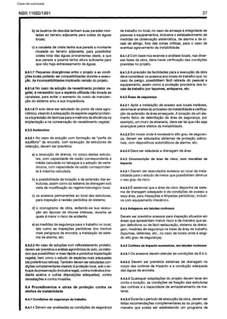 C6pia impressa pelo Sistema CENWIN
NBR 11682/l 99 1 27
b) OSbueiros de descida tenham suas paredes nive-
ladas ao terreno adjacente para coieta de aguas
locais;
c) a canaleta de crista tenha sua parede a montante
niveiada ao terreno adjacente, para possibilitar
coleta total das dguas provenientes deste, e que
sua parede a jusante tenha altura suficiente para
que nlo haja extravasamento de bguas.
8.3.1.7 Pequenas divergencias entre 0 projeto 8 as condi-
@es locais podergosercompatibilizadasduranteaexecu-
#o. AsincompatibilidadesImplicarZrorevls&odo projeto.
8.3.1.8No case de ado@0 de revestimentoprotetor ve-
getal, 6 necessirio que a esp&ie utilizadanb invada’as
canaletas,para evitar o aumentodo custo da manuten-
clo do sistemae/au asua inoperancia.
8.3.1.9 0 solo deve ser estudadodo ponto de vista agro-
nomico,visandoaadequag5odaespecievegetalproteto-
rae21previssodet6cnicasparaamelhoriadaeficienciana
implantagtioe naconservaglo do revestimentovegetai.
8.3.2 Avalanches
8.3.2.1 No case de soiuglo corn forma@o de.“perfis de
equilfbrio” da encosta, corn execugQode estruturasde
retenggo, devem ser previstos:
a) a execuc3.ode drenos, no corpo-destasestrutu-
ras, corn capacidade de vazHo correspondentea
mediacalcuiadanotalvegue e aadogaode verte-
douros,corn capacidadedevazgo corresponden-
te a maximacalculada;
b)a possibilidadeda locacao e da extensaodas es-
truturas, assimcomado sistemadedrenagemsob
vista da modifica@o do regimehidrologicolocal;
c) OSacessospermanentesao localdas estruturas,
parainspecaoe revistio periodicado sistema;
d) o cronograma de obra, evitando-se sua execu-
clo em epocas de chuvas intensas,durante as
quais 6maioro riscode acidente;
e)asmedidasdesegurangaparaotrabalhono local,
tais coma as inspecdesperiodicas dos trechos
maisperigososda encosta, a instalacIo de siste-
ma de aiarme,etc.
8.3.2.2 No casede soiugdescorn reflorestamentoprotetor,
devemserprevistosaar&liseagroncmicadosolo,0smeto-
dos quepossibiiitemamaisrapidaeprodutivaimplantacao
vegetal,bemcomao estudode esp&ies maisadequadas
(depreferencianativas).Tamberndevemserestudadascon-
dicoescomplementaresvisandoaproteqaolocal,sobo en-
foquedapresetvac&o(inclusivelegal),contrain&ndios(me-
diante aceirose outras disposicdesadequadas),contra
devastqbes econtra invasdes.
0.4 Procedimentos e obras de prote@o contra OS
efeitos de instabilidade
8.4.1 Condt@es de seguraqa de trabalho
8.4.1 .l Devemser analisadasascondicoesde seguranga
detrabalhono local,no casede ameagaa integridadede
pessoaseequipamentos,inclusiveo estabelecimentode
medidasde observagfio sistematica,de alarmee de lo-
cais de abrigo, fora das zonas crlticas, para o case de
eventualagravamentoda instabilidade.
8.4.1.2 Cornbasenos exames8analiseslocais,nasdiver-
sasfasesda obra, deve haver verificacao das condigdes
previstasno projeto.
8.4.1.3 A previs3ode faciiidadesparaa execucao da obra
deveconsiderarOSacessosaoslocaisdetrabalhoque,no
case de perigo, possibilitemf&ii retirada do pessoale
equipamento,assimcoma a protegao provisbia dos io-
cais detrabalho por tapumes,anteparos,etc.
8.4.2 Areas de segumn9a
8.4.2.1 Apes a instaia@ode acesso aos locais instaveis,
devehaveranalisedo processodeinstabilidadeeverifica-
c&odaextensHodaareaameacada.A locaglo deurnele-
mento fisico de delimitag5oda area de seguranga,por
exemplo,urnmurodealvenaria,deve ser tal quenlo seja
alcangaveipelos efeitosda instabilidade.
8.4.2.2 Emiocaisonde 6necessarioalto graude seguran-
ca, devem ser estudados sistemasde protecPo adicio-
nais,corndispositivosautomaticosde alarme,etc.
8.4.2.3 Deveser estudadaa drenagemda area.
8.4.3 Circunscripao de area de risco, corn muralhas de
impact0
8.4.3.1 Devemser executados acessosao lOCal da insta-
biiidadeparao estudodemeiosquepossibiiitemdiminuir
o seugraude risco.
8.4.3.2 f?essenciaique a areaderisco disponhade siste-
ma de drenagemadequadoe de condicdes de acessoa
essaarea,parainspecdese iimpezasperiodicas,inclusi-
ve cornequipamentomecanico.
8.4.4 Anteparos em taludes rochosos
Devemser previstosacessospara inspeg situadosem
Breasque apresentemmenorrisco ede maneiraque se-
jamdefinitivos oude fkii restauragao,sistemade drena-
gem,medidasde segurangana baseda areade trabalho
(tapumes,defensas,etc., no case de locais onde6 exigi-
do alto graude seguranga).
8.4.5 Cortines de impact0 suoessivas, em taludes rochosos
8.4.5.1 OSacessosdevem atenderascondipdesde 8.4.4.
8.4.5.2 Devem ser previstos sistemas de drenagem no
corpo das cortinas de impact0 e a condu@o adequada
das aguasda encosta.
8.4.5.3 Quaisqueradaptagijesdo projeto devem levar em
conta a IocagSo,as condicbesde fixagso das estruturas
das cortinas e a capacidade de armazenamentode ma-
terial.
8.4.5.4 Duranteo period0deexecugB0daobra, devemser
feitasrecomendagdescomplementaresas do projeto, de
maneiraque possa ser estabeiecido urn programa de
Cópia não autorizada
 