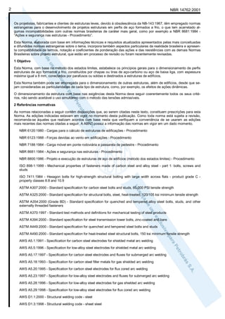 2

NBR 14762:2001

Os projetistas, fabricantes e clientes de estruturas leves, devido à obsolescência da NB-143:1967, têm empregado normas
estrangeiras para o desenvolvimento de projetos estruturais em perfis de aço formados a frio, o que tem acarretado algumas incompatibilidades com outras normas brasileiras de caráter mais geral, como por exemplo a NBR 8681:1984 “Ações e segurança nas estruturas - Procedimento”.
Esta Norma, elaborada com base em informações técnicas e requisitos atualizados apresentados pelas mais conceituadas
e difundidas normas estrangeiras sobre o tema, incorpora também aspectos particulares da realidade brasileira e apresenta compatibilidade de termos, notação e coeficientes de ponderação das ações e das resistências com as demais Normas
Brasileiras sobre projeto estrutural, que estão em processo de revisão ou foram recentemente revisadas.
1 Objetivo
Esta Norma, com base no método dos estados limites, estabelece os princípios gerais para o dimensionamento de perfis
estruturais de aço formados a frio, constituídos por chapas ou tiras de aço-carbono ou aço de baixa liga, com espessura
máxima igual a 8 mm, conectados por parafusos ou soldas e destinados a estruturas de edifícios.
Esta Norma também pode ser empregada para o dimensionamento de outras estruturas, além de edifícios, desde que sejam consideradas as particularidades de cada tipo de estrutura, como, por exemplo, os efeitos de ações dinâmicas.
O dimensionamento da estrutura com base nas exigências desta Norma deve seguir coerentemente todos os seus critérios, não sendo aceitável o uso simultâneo com o método das tensões admissíveis.
2 Referências normativas
As normas relacionadas a seguir contêm disposições que, ao serem citadas neste texto, constituem prescrições para esta
Norma. As edições indicadas estavam em vigor no momento desta publicação. Como toda norma está sujeita a revisão,
recomenda-se àqueles que realizam acordos com base nesta que verifiquem a conveniência de se usarem as edições
mais recentes das normas citadas a seguir. A ABNT possui a informação das normas em vigor em um dado momento.
NBR 6120:1980 - Cargas para o cálculo de estruturas de edificações - Procedimento
NBR 6123:1988 - Forças devidas ao vento em edificações - Procedimento
NBR 7188:1984 - Carga móvel em ponte rodoviária e passarela de pedestre - Procedimento
NBR 8681:1984 - Ações e segurança nas estruturas - Procedimento
NBR 8800:1986 - Projeto e execução de estruturas de aço de edifícios (método dos estados limites) - Procedimento
ISO 898-1:1999 - Mechanical properties of fasteners made of carbon steel and alloy steel - part 1: bolts, screws and
studs
ISO 7411:1984 - Hexagon bolts for high-strength structural bolting with large width across flats - product grade C property classes 8.8 and 10.9
ASTM A307:2000 - Standard specification for carbon steel bolts and studs, 60,000 PSI tensile strength
ASTM A325:2000 - Standard specification for structural bolts, steel, heat-treated, 120/105 ksi minimum tensile strength
ASTM A354:2000 (Grade BD) - Standard specification for quenched and tempered alloy steel bolts, studs, and other
externally threaded fasteners
ASTM A370:1997 - Standard test methods and definitions for mechanical testing of steel products
ASTM A394:2000 - Standard specification for steel transmission tower bolts, zinc-coated and bare
ASTM A449:2000 - Standard specification for quenched and tempered steel bolts and studs
ASTM A490:2000 - Standard specification for heat-treated steel structural bolts, 150 ksi minimum tensile strength
AWS A5.1:1991 - Specification for carbon steel electrodes for shielded metal arc welding
AWS A5.5:1996 - Specification for low-alloy steel electrodes for shielded metal arc welding
AWS A5.17:1997 - Specification for carbon steel electrodes and fluxes for submerged arc welding
AWS A5.18:1993 - Specification for carbon steel filler metals for gas shielded arc welding
AWS A5.20:1995 - Specification for carbon steel electrodes for flux cored arc welding
AWS A5.23:1997 - Specification for low-alloy steel electrodes and fluxes for submerged arc welding
AWS A5.28:1996 - Specification for low-alloy steel electrodes for gas shielded arc welding
AWS A5.29:1998 - Specification for low-alloy steel electrodes for flux cored arc welding
AWS D1.1:2000 - Structural welding code - steel
AWS D1.3:1998 - Structural welding code - sheet steel

 