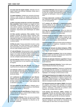 Cópia não autorizada

NBR 13969:1997

3.2 reuso local de esgoto tratado: Utilização local do
esgoto tratado para diversas finalidades, exceto para o
consumo humano.
3.3 reator biológico: Unidade que concentra microorganismos e onde ocorrem as reações bioquímicas responsáveis pela remoção dos componentes poluentes do
esgoto.
3.4 filtro anaeróbio de leito fixo com fluxo ascendente;
filtro anaeróbio: Reator biológico com esgoto em fluxo
ascendente, composto de uma câmara inferior vazia e
uma câmara superior preenchida de meio filtrante
submersos, onde atuam microorganismos facultativos e
anaeróbios, responsáveis pela estabilização da matéria
orgânica.
3.5 filtro aeróbio submerso; filtro aeróbio: Reator
biológico composto de câmara reatora contendo meio
filtrante submerso, basicamente aeróbia, onde ocorre a
depuração do esgoto, e a câmara de sedimentação, onde
os flocos biológicos são sedimentados e retornados para
a câmara reatora.
3.6 filtro de areia: Tanque preenchido de areia e outros
meios filtrantes, com fundo drenante e com esgoto em
fluxo descendente, onde ocorre a remoção de poluentes,
tanto por ação biológica quanto física.
3.7 vala de filtração: Vala escavada no solo, preenchida
com meios filtrantes e provida de tubos de distribuição de
esgoto e de coleta de efluente filtrado, destinada à remoção de poluentes através de ações físicas e biológicas sob condições essencialmente aeróbias.
3.8 meio filtrante: Material destinado a reter sólidos ou
fixar microorganismos na sua superfície para depuração
de esgotos.
3.9 área específica do meio filtrante: Área total de
superfície de uma unidade de volume de um meio filtrante.
3.10 diâmetro efetivo do meio filtrante, Dn: Diâmetro
(Dn) dos grãos do meio filtrante em milímetros, tal que n,
em percentagem, dos grãos seja menor que aquele, em
termos de massa.
3.11 coeficiente de uniformidade do meio filtrante:
Relação entre os diâmetros efetivos D60 e D10, a qual expressa a dispersão dos diâmetros de grãos componentes
do meio; quanto maior este número, mais variados são
os diâmetros dos grãos.
3.12 porosidade do meio filtrante, n: Relação entre o
volume total de vazios e o volume total de um meio filtrante,
expressa pela relação n = 100 (Vv/Vt).
3.13 índice de vazio do meio filtrante, e: Relação entre o
volume total de vazios e o volume total de sólidos, tendo
a relação tal que n = 100 e/(1+e).
3.14 membrana filtrante: Filme com poros de determinados diâmetros para separação da fase líquida e fase
sólida, utilizado para obtenção do efluente de determinada qualidade.

3

3.15 vala de infiltração: Vala escavada no solo, destinada
à depuração e disposição final do esgoto na subsuperfície
do solo sob condição essencialmente aeróbia, contendo
tubulação de distribuição e meios de filtração no seu interior.
3.16 poço absorvente; sumidouro: Poço escavado no
solo, destinado à depuração e disposição final do esgoto
no nível subsuperficial.
3.17 canteiro de infiltração e evapotranspiração:
Canteiro artificial de solo, destinado ao tratamento e à
disposição final de esgoto, onde se permite a infiltração e
evapotranspiração da parte líquida do esgoto.
3.18 taxa de evapotranspiração: Altura da coluna de
água, dada em milímetros, perdida pelos mecanismos de
transpiração da vegetação e da evaporação.
3.19 lodo ativado por batelada, [LAB]: Processo de tratamento essencialmente aeróbio, onde as etapas de depuração e a separação dos flocos biológicos são realizadas em um mesmo tanque, intermitentemente.
3.20 lodo biológico: Material formado de flocos biológicos,
sólidos orgânicos e inorgânicos, resultantes do crescimento biológico no reator.
3.21 tempo de retenção de sólidos biológicos, [TRS]:
Tempo médio em que os sólidos biológicos permanecem
dentro de um reator biológico.
3.22 lodo biológico excedente: Parte do lodo biológico
gerado no reator, que deve ser retirada para manter bom
funcionamento do processo biológico.
3.23 taxa de aplicação hidráulica superficial: Relação
entre a vazão de esgoto e a área superficial de uma unidade de tratamento.
3.24 tempo de detenção hidráulica: Tempo médio que a
massa hidráulica fica dentro de um tanque.
3.25 escoamento superficial: Tratamento complementar
ou disposição final que consiste no escoamento do esgoto na superfície do solo de pequena declividade e com
vegetação, com emprego ou não de sulcos no solo.
3.26 demanda bioquímica de oxigênio de cinco dias, a
20°C, [DBO5,20]: Quantidade de oxigênio consumido para
estabilizar bioquimicamente o material orgânico biodegradável contido no esgoto, sob condição aeróbia, no
teste de incubação durante cinco dias, a 20°C.
3.27 demanda química de oxigênio, [DQO]: Quantidade
de oxigênio consumida para oxidação da matéria
orgânica contida no esgoto, estimada através da reação
química, utilizando o dicromato de potássio como
reagente, sob condição ácida e quente.
3.28 sólidos não filtráveis, [SNF]; sólidos em
suspensão: Parcela das partículas sólidas contidas no
esgoto ou na água e que são retidas pelo processo de
filtração utilizando papel de filtro de diversos materiais.
3.29 indicadores de contaminação fecal; coliformes:
Agentes biológicos que servem de indicadores da
contaminação do meio hídrico com fezes de animais.

 