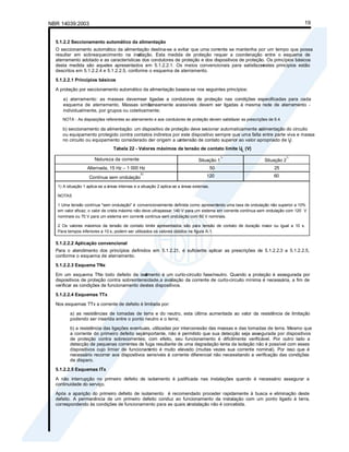 NBR 14039:2003 19
5.1.2.2 Seccionamento automático da alimentação
O seccionamento automático da alimentação destina-se a evitar que uma corrente se mantenha por um tempo que possa
resultar em sobreaquecimento na inst
alação. Esta medida de proteção requer a coordenação entre o esquema de
aterramento adotado e as características dos condutores de proteção e dos dispositivos de proteção. Os princípios básicos
desta medida são aqueles apresentados em 5.1.2.2.1. Os meios convencionais para satisfazer
estes princípios estão
descritos em 5.1.2.2.4 e 5.1.2.2.5, conforme o esquema de aterramento.
5.1.2.2.1 Princípios básicos
A proteção por seccionamento automático da alimentação baseia-se nos seguintes princípios:
a) aterramento: as massas devemser ligadas a condutores de proteção nas condições especificadas para cada
esquema de aterramento. Massas simu
ltaneamente acessíveis devem ser ligadas à mesma rede de aterramento -
individualmente, por grupos ou coletivamente;
NOTA - As disposições referentes ao aterramento e aos condutores de proteção devem satisfazer as prescrições de 6.4.
b) seccionamento da alimentação: um dispositivo de proteção deve secionar automaticamente aalimentação do circuito
ou equipamento protegido contra contatos indiretos por este dispositivo sempre que uma falta entre parte viva e massa
no circuito ou equipamento considerado der origem a um
a tensão de contato superior ao valor apropriado de U
L.
Tabela 22 - Valores máximos da tensão de contato limite UL (V)
Natureza da corrente Situação 1
1)
Situação 2
1)
Alternada, 15 Hz – 1 000 Hz 50 25
Contínua sem ondulação
2)
120 60
1) A situação 1 aplica-se a áreas internas e a situação 2 aplica-se a áreas externas.
NOTAS
1 Uma tensão contínua "sem ondulação" é convencionalmente definida como apresent
ando uma taxa de ondulação não superior a 10%
em valor eficaz; o valor de crista máximo não deve ultrapassar 140 V para um sistema em corrente contínua sem ondulação com 120 V
nominais ou 70 V para um sistema em corrent
e contínua sem ondulação com 60 V nominais.
2 Os valores máximos da tensão de contato limite apresentados são para tensão de contato de duração maior ou igual a 10 s.
Para tempos inferiores a 10 s, podem ser utilizados os valores obtidos na figura A.1.
5.1.2.2.2 Aplicação convencional
Para o atendimento dos princípios definidos em 5.1.2.2.
1, é suficiente aplicar as prescrições de 5.1.2.2.3 a 5.1.2.2.5,
conforme o esquema de aterramento.
5.1.2.2.3 Esquema TNx
Em um esquema TNx todo defeito de isol
amento é um curto-circuito fase/neutro. Quando a proteção é assegurada por
dispositivos de proteção contra sobreintensidade,a avaliação da corrente de curto-circuito mínima é necessária, a fim de
verificar as condições de funcionamento destes dispositivos.
5.1.2.2.4 Esquemas TTx
Nos esquemas TTx a corrente de defeito é limitada por:
a) as resistências de tomadas de terra e do neutro, esta última aumentada ao valor da resistência de limitação
podendo ser inserida entre o ponto neutro e o terra;
b) a resistência das ligações eventuais, utilizadas por interconexão das massas e das tomadas de terra. Mesmo que
a corrente do primeiro defeito seja
importante, não é permitido que sua detecção seja assegurada por dispositivos
de proteção contra sobrecorrentes; com efeito, seu funcionamento é dificilmente verificável. Por outro lado a
detecção de pequenas correntes de fuga resultante de uma degradação lenta da isolação não é possível com esses
dispositivos cujo limiar de funcionam
ento é muito elevado (muitas vezes sua corrente nominal). Por isso que é
necessário recorrer aos dispositivos sensíveis à corrente diferencial não necessitando a verificação das condições
de disparo.
5.1.2.2.5 Esquemas lTx
A não interrupção no primeiro defeito de isolamento é justificada nas instalações quando é necessário assegurar a
continuidade do serviço.
Após a aparição do primeiro defeito de isolamento é recomendado proceder rapidamente à busca e eliminação deste
defeito. A permanência de um primeiro defeito conduz ao funcionamento da instalação com um ponto ligado à terra,
correspondendo às condições de funcionamento para as quais ainstalação não é concebida.
 