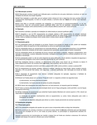 NBR 14039:2003 61
8.2.3 Manutenção corretiva
8.2.3.1 Manutenção corretiva é aquela que é efetuada após a ocorrência de uma pane, destinada a recolocar um item em
condições de executar uma função requerida.
8.2.3.2 Toda instalação ou parte dela, que por qualquer motivo coloque em risco a segurança dos seus usuários, deve ser
imediatamente desenergizada, no todo ou na parte afetada, e somente deve ser reco
locada em serviço após reparação
satisfatória.
8.2.3.3 Toda falha ou anomalia constatada nas instalações, ou componentes ou equipamentoselétricos, ou em seu
funcionamento, deve ser comunicadaà pessoa qualificada (BA5), para fins de reparação, notadamente quando os
dispositivos de proteção contra sobrecorrentes ou contra choques elétricos atuarem sem causa conhecida.
8.3 Operação
8.3.1 Somente é admitida a operação de instalações de média tensão por pessoal qualificado (BA5).
8.3.2 É obrigatório o uso de EPC (equipamentos de proteção coletiva) e EPI (equipamentos de proteção individual)
apropriados em todos os serv
iços de operação das instalações elétricas de média tensão, exceto nos casos de operação
remota, onde as medidas de proteção contra contato direto e indireto devem atender à NBR 5410.
9 Subestações
9.1 Disposições gerais
9.1.1 As subestações podem ser abrigadas ou ao tempo. Quanto à sua posição em relação ao solo, podem ser instaladas
na superfície, abaixo da superfície do solo (subterrânea) ou acima da superfície do solo (aérea).
9.1.2 As subestações devem ter características de construção definitiva, ser de materiaisincombustíveis e de estabilidade
adequada, oferecendo condições de bem-estar e segurança aos operadores, quando estes se fizerem necessários.
9.1.3 As subestações devem ser localizadas de forma a permitir fácil acesso a pessoas, materiais e equipamentos, para
operação e manutenção, e possuir adequadas dimensões, ventilação e iluminação natural ou artificial compatível com a sua
operação e manutenção.
9.1.4 As subestações podem ou não ser parte integrante de outras edificações, devem atender a requisitos de segurança e
ser devidamente protegidas contra danos acidentais decorrentes do meio ambiente.
9.1.5 Nas instalações internas e externas, os afastamentos entre partes vivas devem ser os indicados na tabela 21.
Estes afastamentos devem ser tomados entre extr
emidades mais próximas e não de centro a centro.
9.1.6 O acesso a subestações somente é permitido a pessoas BA4 e BA5, sendo proibido o acesso a pessoas BA1.
9.1.7 Os equipamentos de controle, proteção, manobra e medição, operando em baixa tensão, devem cons
tituir conjunto
separado, a fim de permitir fácil acesso, com segurança, a pessoas qualificadas, sem interrupção de circuito de média
tensão.
9.1.8 A disposição do equipamento deve oferecer condições adequadas de operação, segurança e facilidade de
substituição do todo ou parte.
9.1.9 Devem ser fixadas placas com os dizeres “Perigo de morte” e o respectivo símbolo nos seguintes locais:
a) externamente, nos locais possíveis de acesso;
b) internamente, nos locais possíveis de acesso às partes energizadas.
9.1.10 No interior das subestações deve estar disponível, em local acessível, um esquema geral da instalação.
9.1.11 Todos os dizeres das placas eda documentação devem ser em língua portuguesa, sendo permitido o uso de línguas
estrangeiras adicionais.
9.1.12 Nas instalações de equipamentos que contenham líquido isolante inflamável com volume superior a 100 L devem ser
observadas as seguintes precauções:
a) construção de barreiras incombustíveis entre os equipamentos ou outros meios adequados para evitar a
propagação de incêndio;
b) construção de dispositivo adequado para drenar ou conter o líquido proveniente de eventual vazamento.
9.2 Subestações abrigadas
9.2.1 Prescrições gerais
9.2.1.1 As subestações abrigadas são aquelas nas quais os seus componentes estão ao abrigo das intempéries.
9.2.1.2 Os corredores de controle e manobra e os locais de acesso devem ter di
mensões suficientes para que haja espaço
livre mínimo de circulação de 0,70 m, com todas as portas abertas, na piorcondição ou equipamentos extraídos em
manutenção.
Havendo equipamentos de manobra,deve ser mantido o espaço livre em frente aos volantes e alavancas. Em nenhuma
hipótese esse espaço livre pode ser utilizado para outras finalidades.
 