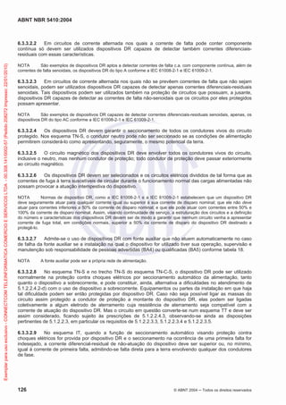 ABNT NBR 5410:2004

Exemplar para uso exclusivo - CONNECTCOM TELEINFORMATICA COMERCIO E SERVICOS LTDA - 00.308.141/0002-57 (Pedido 208272 Impresso: 22/01/2010)

6.3.3.2.2
Em circuitos de corrente alternada nos quais a corrente de falta pode conter componente
contínua só devem ser utilizados dispositivos DR capazes de detectar também correntes diferenciaisresiduais com essas características.
NOTA
São exemplos de dispositivos DR aptos a detectar correntes de falta c.a. com componente contínua, além de
correntes de falta senoidais, os dispositivos DR do tipo A conforme a IEC 61008-2-1 e IEC 61009-2-1.

6.3.3.2.3
Em circuitos de corrente alternada nos quais não se prevêem correntes de falta que não sejam
senoidais, podem ser utilizados dispositivos DR capazes de detectar apenas correntes diferenciais-residuais
senoidais. Tais dispositivos podem ser utilizados também na proteção de circuitos que possuam, a jusante,
dispositivos DR capazes de detectar as correntes de falta não-senoidais que os circuitos por eles protegidos
possam apresentar.
NOTA
São exemplos de dispositivos DR capazes de detectar correntes diferenciais-residuais senoidais, apenas, os
dispositivos DR do tipo AC conforme a IEC 61008-2-1 e IEC 61009-2-1.

6.3.3.2.4
Os dispositivos DR devem garantir o seccionamento de todos os condutores vivos do circuito
protegido. Nos esquema TN-S, o condutor neutro pode não ser seccionado se as condições de alimentação
permitirem considerá-lo como apresentando, seguramente, o mesmo potencial da terra.
6.3.3.2.5
O circuito magnético dos dispositivos DR deve envolver todos os condutores vivos do circuito,
inclusive o neutro, mas nenhum condutor de proteção; todo condutor de proteção deve passar exteriormente
ao circuito magnético.
6.3.3.2.6
Os dispositivos DR devem ser selecionados e os circuitos elétricos divididos de tal forma que as
correntes de fuga à terra suscetíveis de circular durante o funcionamento normal das cargas alimentadas não
possam provocar a atuação intempestiva do dispositivo.
NOTA
Normas de dispositivo DR, como a IEC 61008-2-1 e a IEC 61009-2-1 estabelecem que um dispositivo DR
deve seguramente atuar para qualquer corrente igual ou superior à sua corrente de disparo nominal; que ele não deve
atuar para correntes inferiores a 50% da corrente de disparo nominal; e que ele pode atuar com correntes entre 50% e
100% da corrente de disparo nominal. Assim, visando continuidade de serviço, a estruturação dos circuitos e a definição
do número e características dos dispositivos DR devem ser de modo a garantir que nenhum circuito venha a apresentar
corrente de fuga total, em condições normais, superior a 50% da corrente de disparo do dispositivo DR destinado a
protegê-lo.

6.3.3.2.7
Admite-se o uso de dispositivos DR com fonte auxiliar que não atuem automaticamente no caso
de falha da fonte auxiliar se a instalação na qual o dispositivo for utilizado tiver sua operação, supervisão e
manutenção sob responsabilidade de pessoas advertidas (BA4) ou qualificadas (BA5) conforme tabela 18.
NOTA

A fonte auxiliar pode ser a própria rede de alimentação.

6.3.3.2.8
No esquema TN-S e no trecho TN-S do esquema TN-C-S, o dispositivo DR pode ser utilizado
normalmente na proteção contra choques elétricos por seccionamento automático da alimentação, tanto
quanto o dispositivo a sobrecorrente, e pode constituir, ainda, alternativa a dificuldades no atendimento de
5.1.2.2.4.2-d) com o uso de dispositivo a sobrecorrente. Equipamentos ou partes da instalação em que haja
tal dificuldade podem ser então protegidas por dispositivo DR. Caso não seja possível ligar as massas do
circuito assim protegido a condutor de proteção a montante do dispositivo DR, elas podem ser ligadas
coletivamente a algum eletrodo de aterramento cuja resistência de aterramento seja compatível com a
corrente de atuação do dispositivo DR. Mas o circuito em questão converte-se num esquema TT e deve ser
assim considerado, ficando sujeito às prescrições de 5.1.2.2.4.3, observando-se ainda as disposições
pertinentes de 5.1.2.2.3, em particular os requisitos de 5.1.2.2.3.3, 5.1.2.2.3.4 e 5.1.2.2.3.5.
6.3.3.2.9
No esquema IT, quando a função de seccionamento automático visando proteção contra
choques elétricos for provida por dispositivo DR e o seccionamento na ocorrência de uma primeira falta for
indesejado, a corrente diferencial-residual de não-atuação do dispositivo deve ser superior ou, no mínimo,
igual à corrente de primeira falta, admitindo-se falta direta para a terra envolvendo qualquer dos condutores
de fase.

126

© ABNT 2004

Todos os direitos reservados

 