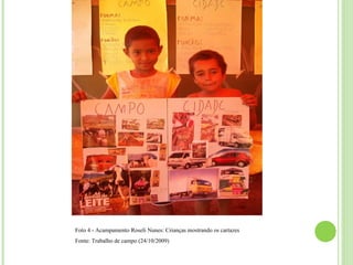 Foto 4 - Acampamento Roseli Nunes: Crianças mostrando os cartazes
Fonte: Trabalho de campo (24/10/2009)
 