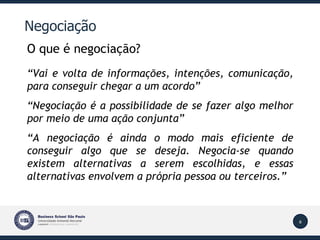 Negociação   O que é negociação? “ Vai e volta de informações, intenções, comunicação, para conseguir chegar a um acordo” “ Negociação é a possibilidade de se fazer algo melhor por meio de uma ação conjunta” “ A negociação é ainda o modo mais eficiente de conseguir algo que se deseja. Negocia-se quando existem alternativas a serem escolhidas, e essas alternativas envolvem a própria pessoa ou terceiros.” 