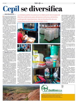 OCT. 2020 07
Cepil se diversificaNeisa Mesa del Toro
ĥ  Con más de 50 años de crea-
da, la Empresa de Cepillos y Ar-
tículos Plásticos, Cepil, goza de
prestigio en Cuba por la exce-
lencia y durabilidad de sus sur-
tidos, y amplía su gama de pro-
ductos a partir de la introduc-
ción de tecnologías proceden-
tes de China.
Fundada el 13 de febrero de
1963 por el entonces ministro
de Industrias, Ernesto Che
Guevara, Cepil ha atravesado
varias etapas hasta conseguir
una posición privilegiada en el
mercado nacional.
Como parte de la diversifica-
ción, la entidad incursiona aho-
ra en envases de diferentes vo-
lúmenes para el almacenamien-
to de pinturas y alimentos.
Con esa nueva línea la em-
presa, ubicada en la central
provincia Ciego de Ávila, se in-
serta en la estrategia de enca-
denamiento productivo para la
sustitución de importaciones,
lo que implica una ayuda al
país, asediado por el recio blo-
queo económico, financiero y
comercial impuesto por Esta-
dos Unidos.
El director de la unidad de
envases, Miguel Sánchez, expli-
có a NegociosenCuba que la in-
versión comprende siete máqui-
nasdeinyecciónconsusequipos
auxiliares, que aportarán unas
seis mil cubetas diarias para la
fábricadepinturasVitraldeSan
JosédeLasLajas,enlaprovincia
occidental Mayabeque, y cuya
capacidad está limitada por fal-
taderecipientes.
Especialistas de esa empresa
ejecutan la fase de prueba de los
equipos, dada la imposibilidad
dequelosfabricantesviajendes-
de China, ante la contingencia
epidemiológica provocada por la
Covid-19,puntualizóSánchez.
Añadióquelosensayosreali-
zados marchan bien, aunque la
presencia de los expertos asiáti-
cos es imprescindible para la
instalación y el funcionamiento
de la robótica, por ser una tec-
nología novedosa en el país.
Sánchez precisó que será de
3,8, 10 y 19 litros la capacidad
delascubetas,lascuales,porsus
propiedades y hermeticidad,
también son apropiadas para al-
macenartodaclasedealimentos.
©NEISAMESADELTORO
Según explicó el jefe de man-
tenimiento, José Luis Alemán,
los equipos con tecnología de úl-
tima generación muestran el
empleo de robots y el sistema de
etiquetado en el molde, que con-
fieremayorcalidadyacabado.
Precisó que las máquinas
son completamente automáti-
cas; el hombre solo participa en
el proceso final, pues la tecno-
logía graba e imprime el rótulo,
en atención al proyecto pro-
puesto por los clientes.
Los modernos equipos ad-
miten otros 11 moldes y dise-
ños, con los cuales se pueden
hacer percheros, orinales in-
fantiles, escurridores de pla-
tos, cubos de 10 litros, cestos
para basura, soperas, lonche-
ras y tres tipos de pozuelos.
Su director general, Oscar
Morales, refirió que Cepil ela-
bora 44 artículos diferentes de
uso personal y doméstico, y re-
cipientes variados.
Actualmente es la única in-
dustria nacional con esa amplia
La entidad avileña incursiona en la fabricación de envases de
distintos volúmenes para almacenar pinturas y alimentos,
sustituyendo importaciones, tras la introducción de una
nueva línea productiva de tecnología china
gama de plásticos y que confec-
ciona escobas y cepillos denta-
les, sus principales renglones.
Van destinados a la cadena de
tiendas Caribe, comercio inte-
rior,turismo,saludyeducación.
Al mismo tiempo poseen 90
clientes del sector empresarial,
muchos con pedidos presenta-
dos y otros que aportan finan-
ciamiento en dólares estadou-
nidenses (USD) para la compra
de materias primas, señaló el
directivo.
Manifestó que sustentan las
ventas en la Zona Especial de
Desarrollo Mariel, y en los próxi-
mos meses reiniciarán la expor-
tación, que tiene el antecedente,
en 2012, de una experiencia de
comercializaciónenMéxico.
Se encuentran en negocia-
ciones, anunció, con la Empre-
sa Agroindustrial Ceballos, la
cual emplea este tipo de cube-
tas para jugos, pulpas y otros
alimentos.
Comunicó que incursionan,
además, en la elaboración de
mercancías que antes se im-
portaban.
Morales mencionó que en
estos momentos la línea de cepi-
llos dentales está casi paraliza-
da por la falta de materia prima,
cuya adquisición en el mercado
externo se complica debido a las
medidas restrictivas impuestas
por el bloqueo, que obstaculiza
la compra de piezas de repuesto
para equipos con varios años de
explotación.
Hay elementos que resuelve
el ingenio de sus innovadores o
de algunas entidades cubanas,
pero una parte debemos obte-
nerla con los proveedores de la
tecnología, como componentes
y tarjetas, acotó.
Asimismo, dijo, potencia-
mos el comercio electrónico, a
través de Encomil, Empresa
Comercializadora de la Indus-
tria Ligera, y esas ventas nos
dan la posibilidad de conseguir
USD para piezas.
Cepil cuenta con un sistema
de gestión de la calidad certifi-
cada por el Lloyd’s Register,
que les permite mantener la
excelencia, aun cuando no uti-
lizan la materia prima virgen.
Sus artículos tienen alta de-
manda por su valor de uso y
durabilidad.
 
