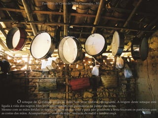 Pandeiro de Costa de Mão, Cururupu - MA




           O sotaque de Cururupu (costa de mão) tem uma história interessante. A origem deste sotaque está
ligada à vida dos negros. Eles levavam porradas com palmatória na palma das mãos.
Mesmo com as mãos feridas os negros festejavam São João e para não perderem a festa tocavam os pandeiros com
as costas das mãos. Acompanham o “costa de mão” maracás de metal e tambor onça.
 