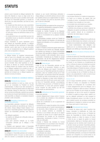 prénom usuel et domicile du délégué représenté. Elle
devra être déposée ou reçue au siège social de la
Mutuelle au plus tard six jours ouvrables avant la date
de réunion de l’Assemblée générale. Le mandat est
donné pour une seule Assemblée, sauf dans les deux
cas suivants :
• Un mandat peut être donné pour deux assemblées
tenues le même jour ou dans un délai d’un mois,
lorsque l’une se réunit pour exercer les attributions
visées à l’article L.114-12 I du Code de la Mutualité
et l’autre pour exercer les attributions visées au II du
même article ;
• Un mandat donné pour une assemblée vaut pour les
assemblées tenues sur deuxième convocation avec
le même ordre du jour.
Chaque mandataire ne pourra représenter qu’un
seul délégué par Assemblée générale. Le délégué
absent, souhaitant se faire représenter à l’Assemblée
générale, pourra opter pour le vote par procuration
ou pour son remplacement par le délégué suppléant
prévu dans la disposition ci-dessous.
Remplacement des délégués
Le délégué titulaire ou suppléant démissionnaire,
radié ou exclu de la Mutuelle, pour quelque cause
que ce soit, est déclaré démissionnaire d'office de
ses fonctions de délégué titulaire ou suppléant, sans
aucune formalité. Dans cette hypothèse ou en cas
de décès et décision du Conseil d'administration,
le délégué titulaire est remplacé dans ses fonctions
par un délégué suppléant de sa section de vote. Le
délégué titulaire empêché d'assister à l'Assemblée
générale est remplacé par un délégué suppléant sur
décision du bureau de séance.
SECTION III : RÉUNIONS DE L’ASSEMBLÉE GÉNÉRALE
Article 25. Périodicité des réunions
L’Assemblée générale se réunit au moins une fois
par an sur convocation du Président du Conseil
d’administration. À défaut d’une telle convocation, le
Président duTribunal de grande instance du siège social
de la Mutuelle, statuant en référé peut, à la demande
de tout membre de la Mutuelle,enjoindre sous astreinte
aux membres du Conseil d’administration de convoquer
cette Assemblée, ou désigner un mandataire chargé de
procéder à cette convocation.
Article 26. Modalités d’admission aux
Assemblées générales
Les Assemblées générales réunissent les délégués
titulaires des sections de vote définies par l’article 16
des statuts. Chaque délégué titulaire dispose d’une
seule voix à l’Assemblée générale. Peuvent également
assister aux Assemblées générales, sans droit de
vote :
• les délégués suppléants ;
• les salariés non délégués de la Mutuelle invités par
voie de note interne ;
• toute autre personne indiquée sur la feuille
d’inscription adressée par le délégué, à titre
d’auditeur.
Le Président peut également inviter à l’Assemblée
générale toute personne extérieure en qualité d’auditeur.
Article 27. Modalités de convocation
Les délégués à l’Assemblée générale sont convoqués
individuellement quinze (15) jours au moins avant la
date de la réunion. La convocation est faite par lettre
ordinaire ou par courrier électronique adressé(e) à
chaque délégué, à sa dernière adresse connue et selon
les modalités prévues par la réglementation en vigueur.
À cette convocation sont joints les documents prévus
par le Code de la Mutualité.
Autres convocations :
L’Assembléegénéralepeutégalementêtreconvoquéepar:
1.la majorité des administrateurs composant le Conseil ;
2.le ou les commissaires aux comptes ;
3.l’Autorité de Contrôle Prudentiel et de Résolution
mentionnée à l’article L.510-1 du Code de la Mutualité,
d’office ou à la demande d’un ou plusieurs membres
participants ;
4.un administrateur provisoire nommé par l’Autorité de
Contrôle Prudentiel et de Résolution, à la demande des
dirigeants de la Mutuelle,ou d’un ou plusieurs membres
participants ;
5.le ou les liquidateurs.
À défaut, le Président du tribunal de grande instance peut,
à la demande de tout membre de la Mutuelle, enjoindre
sous astreinte aux membres du Conseil d’administration
de convoquer cette assemblée ou désigner un mandataire
chargé de procéder à cette convocation. Dans le cas où
la convocation n’émanerait pas du Président du Conseil
d’administration, elle doit être obligatoirement effectuée
par lettre recommandée avec accusé de réception.
Article 28. Ordre du jour
L’ordre du jour de l’Assemblée générale est fixé
par l’auteur de la convocation. Toutefois, un quart
au moins des délégués peut requérir l’inscription à
l’ordre du jour de l’Assemblée générale des projets de
résolutions, selon les modalités prévues par le Code
de la Mutualité. Les demandes doivent être adressées
au Président par lettre recommandée avec accusé de
réception ou déposées au siège contre récépissé, et
reçues au plus tard cinq (5) jours ouvrés avant la date
de tenue de l’Assemblée générale, accompagnées
des motifs et buts poursuivis. Le Président du Conseil
d’administration, ou toute autre personne habilitée,
accuse réception de cette question qui doit être
communiquée aux administrateurs.
Article 29. Attributions de l’Assemblée générale
L’Assemblée générale :
• procède obligatoirement chaque année à l’examen
et à la révision des cotisations et des prestations
pour l’exercice civil suivant ;
• décide de la modification ou de la suppression de
chaque garantie ;
• se prononce sur le rapport de gestion et les comptes
annuels présentés par le Conseil d’administration et
les documents, états et tableaux qui s’y rattachent,
sur les comptes combinés ou consolidés de
l’exercice, le cas échéant, ainsi que sur le rapport
de gestion du groupe et sur le rapport spécial des
commissaires aux comptes sur les conventions
réglementées, mentionnées à l’article L.114-34 du
Code de la Mutualité ;
• procède à l’élection des membres du Conseil
d’administration et, le cas échéant, à leur révocation.
Elle est également appelée à se prononcer sur :
• les activités exercées ;
• les règles générales qui régissent les opérations
individuelles et collectives ;
• la modification des statuts ;
• la délégation de pouvoirs prévue à l’article L.114-11
du Code de la Mutualité ;
• le transfert de portefeuille ;
• les principes directeurs en matière de réassurance ;
• la fusion ou la scission, les apports faits aux
mutuelles et unions ; la dissolution de la Mutuelle ;
• la création d’une mutuelle ou d’une union ;
• la nomination des commissaires aux comptes ;
• l’approbation des règlements mutualistes ;
• la définition des principes que doivent respecter les
délégations de gestion accordées par la Mutuelle ;
• toute question relevant de sa compétence en
application des textes légaux en vigueur
Article 30. Délégations
L’Assemblée générale peut déléguer tout ou partie de ses
pouvoirs de détermination des montants ou des taux de
cotisations et de prestations des opérations individuelles,
au Conseil d’administration. Cette délégation n’est
valable qu’un an. Les décisions prises au titre de cette
délégation sont ratifiées par l’Assemblée générale
Article 31. Bureau de séance et Bureau de vote
Bureau de séance
Le Bureau de séance de l’Assemblée générale est com-
posé des membres du Bureau du Conseil d’administra-
tion. Le Président du Bureau de séance est le Président
du Conseil. En cas d’absence ou d’empêchement de
celui-ci, le Bureau de séance est présidé par le premier
Vice-Président, à défaut par le deuxième, ou à défaut,
l’Assemblée désigne le Président de séance. Le Bureau
de séance prend ses décisions à la majorité relative.
En cas de partage de voix, le Président du Bureau de
séance a voix prépondérante. Il veille à la bonne tenue
des débats et règle les incidents de séances.
Bureau de vote
Lors de chaque Assemblée générale, il est procédé,
en début de séance, sur proposition du Président
de séance, à la désignation de 3 scrutateurs dont
2 choisis obligatoirement parmi les délégués. Les 3
scrutateurs, désignés en début de séance, choisissent
parmi eux leur Président. Ils sont chargés de contrôler
les opérations de vote et d’en assurer la régularité,
ils vérifient la qualité de chaque votant, veillent à ce
que les délégués participant au vote émargent la
feuille d’émargement prévue à cet effet. En cas de
vote à bulletins secrets, les scrutateurs procèdent au
dépouillement et totalisent le nombre de voix obtenu
par chaque point porté à l’ordre du jour.
Article 32. Déroulement des travaux
Le Président de séance peut, avant l’ouverture des
travaux, demander la modification de l’ordre des
questions inscrites à l’ordre du jour. Le Président de
séance de l’Assemblée en informe l’ensemble des
délégués présents en début de séance et l’inscrit
à l’ordre du jour. Le rapport de gestion du Conseil
d’administration, établi par le Secrétaire général, doit
être approuvé par les membres dudit Conseil lors de
la dernière réunion qui précède l’Assemblée générale.
Des salariés de la Mutuelle peuvent être invités,compte
tenu de leur fonction ou de la technicité des questions
traitées,à présenter des points figurant à l’ordre du jour
des Assemblées générales. Les travaux de l’Assemblée
générale sont enregistrés et un procès-verbal en est
établi pour approbation par la prochaine Assemblée.
STATUTS
SUITE
20
 