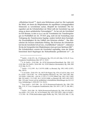 143
„öffentlichen Gewalt“309
, durch seine Definitionen scharf ein. Die Legitimität
der Mittel, mit denen die Mitgliedstaaten die angeführten (vertragsgemäßen)
Schutzziele zu verwirklichen suchen, überprüft der Gerichtshof. Die Ge-
eignetheit und die Erforderlichkeit der Mittel mißt der Gerichtshof eng und
streng an deren sachdienlicher Notwendigkeit310
. So hat sich der Gerichtshof
im Fall Bosman, in dem es (u.a.) um die Vereinbarkeit der Transferregelun-
gen im Profifußball mit Art. 39 EGV ging, nicht mit der Feststellung einer
Teileignung des Transfersystems begnügt, sondern letztlich deren bestmögli-
che Zweckmäßigkeit für den Fußball zum Kriterium erhoben311
. Das über-
schreitet die Grenzen richterlichen Prüfung. Das Kriterium der Erforderlich-
keit hat der Gerichtshof oft auf eine „Unerläßlichkeit“ reduziert312
, während er
für das der Geeignetheit den Mitgliedstaaten einen gewissen Spielraum läßt313
.
Die Erforderlichkeit verneint der Gerichtshof regelmäßig, wenn der Schutz
hinreichend durch Regelungen des Herkunftslandes gewährleistet ist314
. „In
309
EuGH v. 21.06.1974 - Rs. 2/74 (Reyners), Slg. 1974, 631 (655, Rdn. 51/53); W. Frenz,
Europäische Grundfreiheiten, Rdn. 2677, S. 742 ff..
310
Z. B. EuGH v. 25.02.1988 - Rs. 427/85 (Kommission/Deutschland), Slg. 1988, 1123
(1162, Rdn. 26); EuGH v. 26.04.1988 - Rs. 352/85 (Bond an Adverteerders), Slg. 1988, 2085
(2135, Rdn. 36, 37).
311
EuGH v. 15.12.1995 - Rs. C-415/93 (ASBL u.a./Bosman), Slg. 1995, I-4921 (I-5071,
Rdn. 106 ff.).
312
Z. B. EuGH v. 20.05.1976 - Rs. 104/75 (De Peijper), Slg. 1976, 613 (635 ff., Rdn. 14/18
ff.), EuGH v. 06.10.1987 - Rs. 118/86 (Openbaar Ministerie), Slg. 1987, 3883 (3907, Rdn.
14); EuGH v. 04.06.1992 - verb. Rs. C-13/91 u. C-113/91 (Debus), Slg. 1992, I-3617 (3643,
Rdn. 24); EuGH v. 15.12.1995 - Rs. C-415/93 (ASBL u.a./Bosman), Slg. 1995, I-4921 (5072,
Rdn. 110) unter Verweis auf die ausführlichen wirtschaftlichen Betrachtungen des GA C.O.
Lenz, Schlußanträge, S. 4930 (5017, Nr. 226 ff.).
313
Etwa EuGH v. 10.07.1980 – Rs. 152/78 (Kommission/Frankreich), Slg. 1980, 2299,
Rdn. 15 ff.; W. Frenz, Europäische Grundfreiheiten, Rdn. 528, 1053 f., 2677, S. 200, 400 f.,
1007.
314
EuGH v. 28.01.1986 - Rs. 188/84 (Kommission/Frankreich), Slg. 1986, 419 (436, Rdn.
16); EuGH v. 28.11.1978 - Rs. 16/78 (Choquet), Slg. 1978, 2293 (2302 f., Rdn. 8); EuGH v.
17.12.1981 - Rs. 279/80 (Strafverfahren gegen Webb), Slg. 1981, 3305 (3325, Rdn. 17, 20);
 