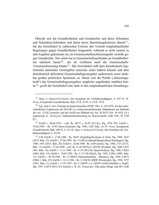 145
Obwohl sich die Grundfreiheiten und Grundrechte und deren Schranken
und Schranken-Schranken und damit deren Beurteilungskriterien ähneln321
,
hat der Gerichtshof in zahlreichen Urteilen den Verstoß mitgliedstaatlicher
Regelungen gegen Grundfreiheiten festgestellt, während er nicht einmal zu
dem Ergebnis gekommen ist, ein Gemeinschaftsrechtsetzungsakt verstoße ge-
gen Grundrechte. Nur selten hat er Gemeinschaftsrechtsakte an Grundfreihei-
ten scheitern lassen322
, die als Leitlinien auch die Gemeinschafts-
/Unionsrechtsetzung binden323
. Der Gerichtshof mißt dem demokratisch legi-
timierten nationalen Gesetzgeber einerseits einen äußerst kleinen und dem
demokratisch defizitären Gemeinschaftsgesetzgeber andererseits einen denk-
bar großen politischen Spielraum zu. Damit sich die Politik („Steuerungs-
kraft“) des Gemeinschaftsgesetzgebers möglichst ungehindert entfalten kön-
ne324
, greift der Gerichtshof sehr stark in den mitgliedstaatlichen Gestaltungs-
321
Dazu A. Emmerich-Fritsche, Der Grundsatz der Verhältnismäßigkeit, S. 435 ff.; W.
Frenz, Europäische Grundfreiheiten, Rdn. 42 ff., 65 ff., S. 19 ff., 29 ff.
322
Vgl. auch S. Neri, Principe de proportionnalité, RTDE 1981, S. 652 (679). Zu den unter-
schiedlichen Ergebnissen des BVerfG zu verbraucherschützenden Maßnahmen am Maßstab
des Art. 12 GG einerseits und des EuGH am Maßstab des Art. 28 EGV (Art. 30 EGV a.F.)
andererseits G. Nicolaysen, Inländerdiskriminierung im Warenverkehr, EuR 1991, 95 (109
ff.).
323
EuGH v. 20.04.1978 – verb. Rs. 80/77 u. 81/87 (S.C.R.), Slg. 1978, 927; EuGH v.
29.02.1984 – Rs. 37/83 (Rewe-Zentrale), Slg. 1984, 1229, Rdn. 18; W. Frenz, Europäische
Grundfreiheiten, Rdn. 309 ff., S. 123 ff.; dazu A. Emmerich-Fritsche, Der Grundsatz der Ver-
hältnismäßigkeit, S. 412 ff.
324
Z.B. EuGH v. 17.05.1988 - Rs. 84/87 (Erpelding/Secrétaire d’ Etat), Slg. 1988, 2647
(2673, Rdn. 27); EuGH v. 27.06.1989 - Rs. 113/88 (Leukhardt/Hauptzollamt Reutlingen), Slg.
1989, 1991 (2015, Rdn. 20); EuGH v. 26.06.1990 - Rs. 8/89 (Zardi), Slg. 1990, 2515 (2533,
Rdn. 11); EuGH v. 21.02.1990 - verb. Rs. C-267/88 bis C-285/88 (Wuidart), Slg. 1990, I-435
(481, Rdn. 14); EuGH v. 13.11.1990 - Rs. C-331/88 (The Queen/Fedesa), Slg. 1990, I-4023
(4063, Rdn. 14); EuGH v. 19.03.1992 - Rs. C-311/90 (Hierl), Slg. 1992, I-2061 (2081, Rdn.
13); EuGH v. 05.10.1994 - Rs. C-280/93 (Deutschland/Rat - Bananen), Slg. 1994, I-4973
(5068 f., Rdn. 47); EuGH v. 13.12.1994 - Rs. C-306/93 (SMW Winzersekt), Slg. 1994, 5555
(5581, Rdn. 21); EuGH v. 17.07.1997 - Rs. C-248/95 u. C-249/95 (SAM Schiffahrt u. Stapf),
Slg. 1997, I-4475 (4512 ff.); kritisch z. B. Ch. Tomuschat, Aller guten Dinge sind III?, EuR
 