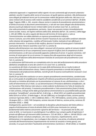 62
urbanistici approvati e i regolamenti edilizi vigenti e la non contrarietà agli strumenti urbanistici
adottati, nonché il rispetto delle norme di sicurezza e di quelle igienico-sanitarie. Alla dichiarazione
sono allegati gli elaborati tecnici per la connessione redatti dal gestore della rete. Nel caso in cui
siano richiesti atti di assenso nelle materie cosiddette sensibili (di cui al comma 4 dell’art. 20 della
legge 7 agosto 1990, n. 241, recante «Nuove norme in materia di procedimento amministrativo e
di diritto di accesso ai documenti amministrativi»), e tali atti non siano allegati alla dichiarazione,
devono esserlo gli elaborati tecnici richiesti dalle norme di settore (così l’art. 6, comma 2).
Una volta presentata la segnalazione, pertanto, i lavori non possono iniziare immediatamente
(come accade, invece, nel regime ordinario della SCIA, delineato dall’art. 19, comma 2, della legge
n. 241 del 1990), ma solo a seguito del decorso del termine di trenta giorni, e solo se
l’amministrazione non abbia adottato un espresso provvedimento inibitorio.
Invero il comune, ove entro detto termine riscontri l’assenza di una o più delle condizioni attestate
nella relazione del progettista, «notifica all’interessato l’ordine motivato di non effettuare il
previsto intervento». In assenza di tale notifica, decorso il termine di trenta giorni «l’attività di
costruzione deve ritenersi assentita» (così l’art. 6, comma 4).
Qualora alla dichiarazione non siano allegati i necessari atti di assenso, spetta al comune renderli
tempestivamente (se di sua competenza) ovvero acquisirli d’ufficio (ove di competenza di altre
amministrazioni), se del caso convocando apposita conferenza di servizi. In queste evenienze, «[i]l
termine di trenta giorni di cui al comma 2 è sospeso fino alla acquisizione degli atti di assenso
ovvero fino all’adozione della determinazione motivata di conclusione del procedimento» (così
l’art. 6, comma 5).
La realizzazione dell’intervento va «completata entro tre anni dal perfezionamento della procedura
abilitativa semplificata ai sensi dei commi 4 o 5» (così l’art. 6, comma 6).
La sussistenza del titolo «è provata con la copia della dichiarazione da cui risulta la data di
ricevimento della dichiarazione stessa, l’elenco di quanto presentato a corredo del progetto,
l’attestazione del professionista abilitato, nonché gli atti di assenso eventualmente necessari» (così
l’art. 6, comma 7).
Quello fin qui descritto costituisce un vero e proprio procedimento amministrativo, caratterizzato
da un certo grado di semplificazione (rispetto all’ordinario procedimento dell’autorizzazione unica),
che parte su iniziativa del privato con la presentazione al comune di una «dichiarazione» e che è
volto all’ottenimento di un titolo. La sua denominazione («Procedura abilitativa semplificata», da
cui l’acronimo PAS) chiarisce tale natura e rende evidente la distinzione tra l’atto di iniziativa (la
«dichiarazione» del privato), il momento procedimentale e l’atto amministrativo finale (il titolo).
In tale contesto, emerge anche dalla giurisprudenza amministrativa la sussumibilità della speciale
procedura “semplificata”, prevista dall’art. 6 del d.lgs. n. 28 del 2011 nel modello procedimentale
della SCIA di cui all’art. 19 della legge n. 241 del 1990 (arg. ex Consiglio di Stato, sezione quarta,
sentenze 4 gennaio 2023, n. 130 e 3 febbraio 2022, n. 771; TAR Calabria, sezione prima, sentenza
16 giugno 2021, n. 1243; TAR Campania, sezione staccata di Salerno, sezione prima, sentenza 20
dicembre 2018, n. 1838).
Analogamente, questa Corte – nel considerare la disciplina sulla formazione del titolo edilizio a
seguito di dichiarazione di inizio di attività (DIA) o di SCIA come rientrante tra i principi
fondamentali della materia concorrente «governo del territorio» – ha precisato che la DIA, così
come la SCIA, «si inseriscono in una fattispecie il cui effetto è pur sempre quello di legittimare il
privato ad effettuare gli interventi edilizi (sentenze n. 121 del 2014, n. 188 e n. 164 del 2012)»: una
fattispecie avente «struttura complessa», che «non si esaurisce, rispettivamente, con la
dichiarazione o la segnalazione, ma si sviluppa in fasi ulteriori: una prima, di ordinaria attività di
controllo dell’Amministrazione (rispettivamente nei termini di sessanta e trenta giorni); una
seconda, in cui può esercitarsi l’autotutela amministrativa» (sentenza n. 49 del 2016). Le modalità
 