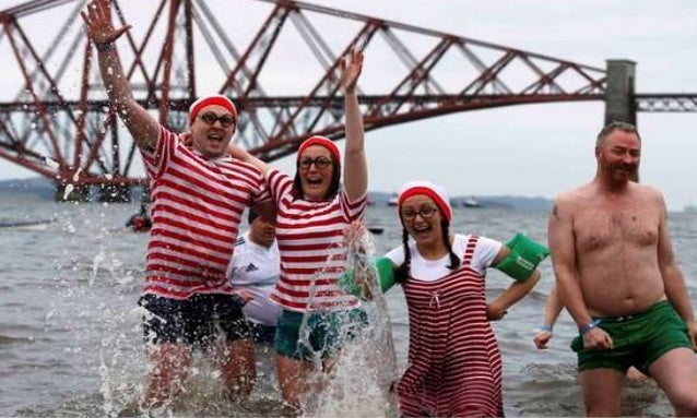 New Year's Day Loony Dook swim at South Queensferry
in Scotland, Britain January 1, 2016.
 