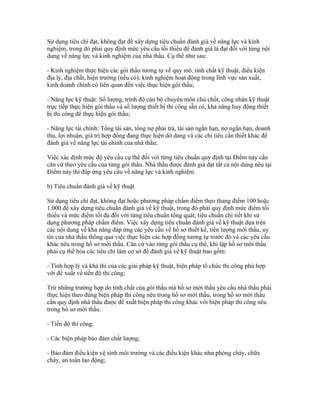 Sử dụng tiêu chí đạt, không đạt để xây dựng tiêu chuẩn đánh giá về năng lực và kinh
nghiệm, trong đó phải quy định mức yêu cầu tối thiểu để đánh giá là đạt đối với từng nội
dung về năng lực và kinh nghiệm của nhà thầu. Cụ thể như sau:
- Kinh nghiệm thực hiện các gói thầu tương tự về quy mô, tính chất kỹ thuật, điều kiện
địa lý, địa chất, hiện trường (nếu có); kinh nghiệm hoạt động trong lĩnh vực sản xuất,
kinh doanh chính có liên quan đến việc thực hiện gói thầu;
- Năng lực kỹ thuật: Số lượng, trình độ cán bộ chuyên môn chủ chốt, công nhân kỹ thuật
trực tiếp thực hiện gói thầu và số lượng thiết bị thi công sẵn có, khả năng huy động thiết
bị thi công để thực hiện gói thầu;
- Năng lực tài chính: Tổng tài sản, tổng nợ phải trả, tài sản ngắn hạn, nợ ngắn hạn, doanh
thu, lợi nhuận, giá trị hợp đồng đang thực hiện dở dang và các chỉ tiêu cần thiết khác để
đánh giá về năng lực tài chính của nhà thầu;
Việc xác định mức độ yêu cầu cụ thể đối với từng tiêu chuẩn quy định tại Điểm này cần
căn cứ theo yêu cầu của từng gói thầu. Nhà thầu được đánh giá đạt tất cả nội dung nêu tại
Điểm này thì đáp ứng yêu cầu về năng lực và kinh nghiệm.
b) Tiêu chuẩn đánh giá về kỹ thuật
Sử dụng tiêu chí đạt, không đạt hoặc phương pháp chấm điểm theo thang điểm 100 hoặc
1.000 để xây dựng tiêu chuẩn đánh giá về kỹ thuật, trong đó phải quy định mức điểm tối
thiểu và mức điểm tối đa đối với từng tiêu chuẩn tổng quát, tiêu chuẩn chi tiết khi sử
dụng phương pháp chấm điểm. Việc xây dựng tiêu chuẩn đánh giá về kỹ thuật dựa trên
các nội dung về khả năng đáp ứng các yêu cầu về hồ sơ thiết kế, tiên lượng mời thầu, uy
tín của nhà thầu thông qua việc thực hiện các hợp đồng tương tự trước đó và các yêu cầu
khác nêu trong hồ sơ mời thầu. Căn cứ vào từng gói thầu cụ thể, khi lập hồ sơ mời thầu
phải cụ thể hóa các tiêu chí làm cơ sở để đánh giá về kỹ thuật bao gồm:
- Tính hợp lý và khả thi của các giải pháp kỹ thuật, biện pháp tổ chức thi công phù hợp
với đề xuất về tiến độ thi công;
Trừ những trường hợp do tính chất của gói thầu mà hồ sơ mời thầu yêu cầu nhà thầu phải
thực hiện theo đúng biện pháp thi công nêu trong hồ sơ mời thầu, trong hồ sơ mời thầu
cần quy định nhà thầu được đề xuất biện pháp thi công khác với biện pháp thi công nêu
trong hồ sơ mời thầu.
- Tiến độ thi công;
- Các biện pháp bảo đảm chất lượng;
- Bảo đảm điều kiện vệ sinh môi trường và các điều kiện khác như phòng cháy, chữa
cháy, an toàn lao động;
 