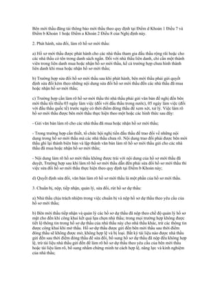 Bên mời thầu đăng tải thông báo mời thầu theo quy định tại Điểm d Khoản 1 Điều 7 và
Điểm b Khoản 1 hoặc Điểm a Khoản 2 Điều 8 của Nghị định này.
2. Phát hành, sửa đổi, làm rõ hồ sơ mời thầu:
a) Hồ sơ mời thầu được phát hành cho các nhà thầu tham gia đấu thầu rộng rãi hoặc cho
các nhà thầu có tên trong danh sách ngắn. Đối với nhà thầu liên danh, chỉ cần một thành
viên trong liên danh mua hoặc nhận hồ sơ mời thầu, kể cả trường hợp chưa hình thành
liên danh khi mua hoặc nhận hồ sơ mời thầu;
b) Trường hợp sửa đổi hồ sơ mời thầu sau khi phát hành, bên mời thầu phải gửi quyết
định sửa đổi kèm theo những nội dung sửa đổi hồ sơ mời thầu đến các nhà thầu đã mua
hoặc nhận hồ sơ mời thầu;
c) Trường hợp cần làm rõ hồ sơ mời thầu thì nhà thầu phải gửi văn bản đề nghị đến bên
mời thầu tối thiểu 03 ngày làm việc (đối với đấu thầu trong nước), 05 ngày làm việc (đối
với đấu thầu quốc tế) trước ngày có thời điểm đóng thầu để xem xét, xử lý. Việc làm rõ
hồ sơ mời thầu được bên mời thầu thực hiện theo một hoặc các hình thức sau đây:
- Gửi văn bản làm rõ cho các nhà thầu đã mua hoặc nhận hồ sơ mời thầu;
- Trong trường hợp cần thiết, tổ chức hội nghị tiền đấu thầu để trao đổi về những nội
dung trong hồ sơ mời thầu mà các nhà thầu chưa rõ. Nội dung trao đổi phải được bên mời
thầu ghi lại thành biên bản và lập thành văn bản làm rõ hồ sơ mời thầu gửi cho các nhà
thầu đã mua hoặc nhận hồ sơ mời thầu;
- Nội dung làm rõ hồ sơ mời thầu không được trái với nội dung của hồ sơ mời thầu đã
duyệt, Trường hợp sau khi làm rõ hồ sơ mời thầu dẫn đến phải sửa đổi hồ sơ mời thầu thì
việc sửa đổi hồ sơ mời thầu thực hiện theo quy định tại Điểm b Khoản này;
d) Quyết định sửa đổi, văn bản làm rõ hồ sơ mời thầu là một phần của hồ sơ mời thầu.
3. Chuẩn bị, nộp, tiếp nhận, quản lý, sửa đổi, rút hồ sơ dự thầu:
a) Nhà thầu chịu trách nhiệm trong việc chuẩn bị và nộp hồ sơ dự thầu theo yêu cầu của
hồ sơ mời thầu;
b) Bên mời thầu tiếp nhận và quản lý các hồ sơ dự thầu đã nộp theo chế độ quản lý hồ sơ
mật cho đến khi công khai kết quả lựa chọn nhà thầu; trong mọi trường hợp không được
tiết lộ thông tin trong hồ sơ dự thầu của nhà thầu này cho nhà thầu khác, trừ các thông tin
được công khai khi mở thầu. Hồ sơ dự thầu được gửi đến bên mời thầu sau thời điểm
đóng thầu sẽ không được mở, không hợp lệ và bị loại. Bất kỳ tài liệu nào được nhà thầu
gửi đến sau thời điểm đóng thầu để sửa đổi, bổ sung hồ sơ dự thầu đã nộp đều không hợp
lệ, trừ tài liệu nhà thầu gửi đến để làm rõ hồ sơ dự thầu theo yêu cầu của bên mời thầu
hoặc tài liệu làm rõ, bổ sung nhằm chứng minh tư cách hợp lệ, năng lực và kinh nghiệm
của nhà thầu;
 