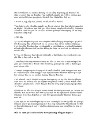 Bên mời thầu mời các nhà thầu đáp ứng yêu cầu về kỹ thuật trong giai đoạn một đến
nhận hồ sơ mời thầu giai đoạn hai. Việc phát hành, sửa đổi, làm rõ hồ sơ mời thầu giai
đoạn hai thực hiện theo quy định tại Khoản 2 Điều 14 của Nghị định này.
4. Chuẩn bị, nộp, tiếp nhận, quản lý, sửa đổi, rút hồ sơ dự thầu:
Việc chuẩn bị, nộp, tiếp nhận, quản lý, sửa đổi, rút hồ sơ dự thầu thực hiện theo quy định
tại Khoản 3 Điều 14 của Nghị định này. Hồ sơ dự thầu bao gồm đề xuất về kỹ thuật và đề
xuất về tài chính theo yêu cầu của hồ sơ mời thầu giai đoạn hai tương ứng với nội dung
hiệu chỉnh về kỹ thuật.
5. Mở thầu:
a) Việc mở thầu phải được tiến hành công khai và bắt đầu ngay trong vòng 01 giờ, kể từ
thời điểm đóng thầu. Chỉ tiến hành mở các hồ sơ dự thầu mà bên mời thầu nhận được
trước thời điểm đóng thầu theo yêu cầu của hồ sơ mời thầu trước sự chứng kiến của đại
diện các nhà thầu tham dự lễ mở thầu, không phụ thuộc vào sự có mặt hay vắng mặt của
các nhà thầu;
b) Việc mở thầu được thực hiện đối với từng hồ sơ dự thầu theo thứ tự chữ cái tên của
nhà thầu và theo trình tự sau đây:
- Yêu cầu đại diện từng nhà thầu tham dự mở thầu xác nhận việc có hoặc không có thư
giảm giá kèm theo hồ sơ đề xuất về tài chính trong giai đoạn một và hồ sơ dự thầu giai
đoạn hai của mình;
- Kiểm tra niêm phong của túi đựng các hồ sơ đề xuất về tài chính trong giai đoạn một,
hồ sơ đề xuất về tài chính trong giai đoạn một của các nhà thầu tham dự thầu giai đoạn
hai, hồ sơ dự thầu của các nhà thầu tham dự thầu giai đoạn hai;
- Mở hồ sơ đề xuất về tài chính trong giai đoạn một của các nhà thầu tham dự thầu giai
đoạn hai và mở hồ sơ dự thầu giai đoạn hai bao gồm đề xuất về kỹ thuật, đề xuất về tài
chính theo yêu cầu của hồ sơ mời thầu giai đoạn hai tương ứng với nội dung hiệu chỉnh
về kỹ thuật;
c) Biên bản mở thầu: Các thông tin nêu tại Điểm b Khoản này phải được ghi vào biên bản
mở thầu. Biên bản mở thầu phải được ký xác nhận bởi đại diện của bên mời thầu và nhà
thầu tham dự mở thầu. Biên bản này phải được gửi cho các nhà thầu tham dự thầu giai
đoạn hai;
d) Đại diện của bên mời thầu phải ký xác nhận vào bản gốc các đơn dự thầu, thư giảm giá
(nếu có), giấy ủy quyền của người đại diện theo pháp luật của nhà thầu (nếu có); bảo đảm
dự thầu; các nội dung đề xuất về tài chính và các nội dung quan trọng khác của từng hồ
sơ dự thầu.
Điều 52. Đánh giá hồ sơ dự thầu và thương thảo hợp đồng giai đoạn hai
 