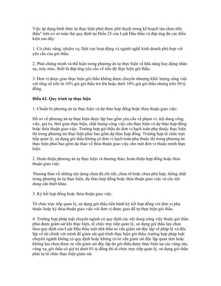 Việc áp dụng hình thức tự thực hiện phải được phê duyệt trong kế hoạch lựa chọn nhà
thầu" trên cơ sở tuân thủ quy định tại Điều 25 của Luật Đấu thầu và đáp ứng đủ các điều
kiện sau đây:
1. Có chức năng, nhiệm vụ, lĩnh vực hoạt động và ngành nghề kinh doanh phù hợp với
yêu cầu của gói thầu;
2. Phải chứng minh và thể hiện trong phương án tự thực hiện về khả năng huy động nhân
sự, máy móc, thiết bị đáp ứng yêu cầu về tiến độ thực hiện gói thầu;
3. Đơn vị được giao thực hiện gói thầu không được chuyển nhượng khối lượng công việc
với tổng số tiền từ 10% giá gói thầu trở lên hoặc dưới 10% giá gói thầu nhưng trên 50 tỷ
đồng.
Điều 62. Quy trình tự thực hiện
1. Chuẩn bị phương án tự thực hiện và dự thảo hợp đồng hoặc thỏa thuận giao việc:
Hồ sơ về phương án tự thực hiện được lập bao gồm yêu cầu về phạm vi, nội dung công
việc, giá trị, thời gian thực hiện, chất lượng công việc cần thực hiện và dự thảo hợp đồng
hoặc thỏa thuận giao việc. Trường hợp gói thầu do đơn vị hạch toán phụ thuộc thực hiện
thì trong phương án thực hiện phải bao gồm dự thảo hợp đồng. Trường hợp tổ chức trực
tiếp quản lý, sử dụng gói thầu không có đơn vị hạch toán phụ thuộc thì trong phương án
thực hiện phải bao gồm dự thảo về thỏa thuận giao việc cho một đơn vị thuộc mình thực
hiện.
2. Hoàn thiện phương án tự thực hiện và thương thảo, hoàn thiện hợp đồng hoặc thỏa
thuận giao việc:
Thương thảo về những nội dung chưa đủ chi tiết, chưa rõ hoặc chưa phù hợp, thống nhất
trong phương án tự thực hiện, dự thảo hợp đồng hoặc thỏa thuận giao việc và các nội
dung cần thiết khác.
3. Ký kết hợp đồng hoặc thỏa thuận giao việc:
Tổ chức trực tiếp quản lý, sử dụng gói thầu tiến hành ký kết hợp đồng với đơn vị phụ
thuộc hoặc ký thỏa thuận giao việc với đơn vị được giao để tự thực hiện gói thầu.
4. Trường hợp pháp luật chuyên ngành có quy định các nội dung công việc thuộc gói thầu
phải được giám sát khi thực hiện, tổ chức trực tiếp quản lý, sử dụng gói thầu lựa chọn
theo quy định của Luật Đấu thầu một nhà thầu tư vấn giám sát độc lập về pháp lý và độc
lập về tài chính với mình để giám sát quá trình thực hiện gói thầu; trường hợp pháp luật
chuyên ngành không có quy định hoặc không có tư vấn giám sát độc lập quan tâm hoặc
không lựa chọn được tư vấn giám sát độc lập do gói thầu được thực hiện tại các vùng sâu,
vùng xa, gói thầu có giá trị dưới 01 tỷ đồng thì tổ chức trực tiếp quản lý, sử dụng gói thầu
phải tự tổ chức thực hiện giám sát.
 