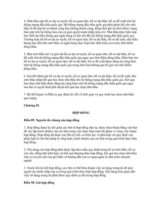 4. Nhà thầu nộp hồ sơ dự sơ tuyển, hồ sơ quan tâm, hồ sơ dự thầu, hồ sơ đề xuất trên hệ
thống mạng đấu thầu quốc gia. Hệ thống mạng đấu thầu quốc gia phải phản hồi cho nhà
thầu là đã nộp hồ sơ thành công hay không thành công, đồng thời ghi lại thời điểm, trạng
thái nộp trên hệ thống làm căn cứ giải quyết tranh chấp (nếu có). Nhà thầu thực hiện nộp
bảo lãnh dự thầu thông qua ngân hàng có kết nối đến hệ thống mạng đấu thầu quốc gia.
Trường hợp rút hồ sơ dự sơ tuyển, hồ sơ quan tâm, hồ sơ dự thầu, hồ sơ đề xuất, nhà thầu
thông báo đến bên mời thầu và ngân hàng thực hiện bảo lãnh (nếu có) trước thời điểm
đóng thầu.
5. Bên mời thầu mở và giải mã hồ sơ dự sơ tuyển, hồ sơ quan tâm, hồ sơ dự thầu, hồ sơ
đề xuất trên hệ thống mạng đấu thầu quốc gia ngay sau thời điểm đóng thầu. Biên bản mở
hồ sơ dự sơ tuyển, hồ sơ quan tâm, hồ sơ dự thầu, hồ sơ đề xuất được đăng tải công khai
trên hệ thống mạng đấu thầu quốc gia trong thời hạn không quá 02 giờ sau thời điểm
đóng thầu.
6. Sau khi đánh giá hồ sơ dự sơ tuyển, hồ sơ quan tâm, hồ sơ dự thầu, hồ sơ đề xuất, bên
mời thầu nhập kết quả lựa chọn nhà thầu lên hệ thống mạng đấu thầu quốc gia. Kết quả
lựa chọn nhà thầu được đăng tải công khai trên hệ thống mạng đấu thầu quốc gia ngay
sau khi có quyết định phê duyệt kết quả lựa chọn nhà thầu.
7. Bộ Kế hoạch và Đầu tư quy định chi tiết về thời gian và quy trình lựa chọn nhà thầu
qua mạng.
Chương IX
HỢP ĐỒNG
Điều 89. Nguyên tắc chung của hợp đồng
1. Hợp đồng được ký kết giữa các bên là hợp đồng dân sự; được thỏa thuận bằng văn bản
để xác lập trách nhiệm của các bên trong việc thực hiện toàn bộ phạm vi công việc thuộc
hợp đồng. Hợp đồng đã được các bên ký kết, có hiệu lực và phù hợp với quy định của
pháp luật là văn bản pháp lý ràng buộc trách nhiệm của các bên trong quá trình thực hiện
hợp đồng.
2. Nội dung của hợp đồng phải được lập theo mẫu quy định trong hồ sơ mời thầu, hồ sơ
yêu cầu, đồng thời phù hợp với kết quả thương thảo hợp đồng, kết quả lựa chọn nhà thầu
trên cơ sở yêu cầu của gói thầu và hướng dẫn của cơ quan quản lý nhà nước chuyên
ngành.
3. Trước khi ký kết hợp đồng, các bên có thể thỏa thuận việc sử dụng trọng tài để giải
quyết các tranh chấp xảy ra trong quá trình thực hiện hợp đồng. Nội dung liên quan đến
việc sử dụng trọng tài phải được quy định cụ thể trong hợp đồng.
Điều 90. Giá hợp đồng
 