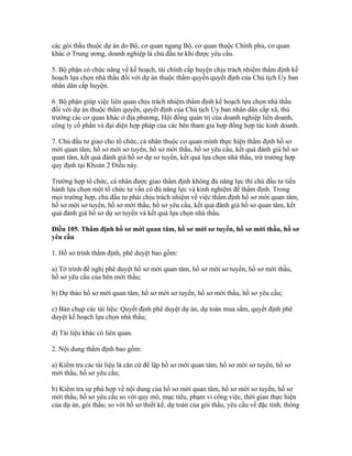 các gói thầu thuộc dự án do Bộ, cơ quan ngang Bộ, cơ quan thuộc Chính phủ, cơ quan
khác ở Trung ương, doanh nghiệp là chủ đầu tư khi được yêu cầu.
5. Bộ phận có chức năng về kế hoạch, tài chính cấp huyện chịu trách nhiệm thẩm định kế
hoạch lựa chọn nhà thầu đối với dự án thuộc thẩm quyền quyết định của Chủ tịch Ủy ban
nhân dân cấp huyện.
6. Bộ phận giúp việc liên quan chịu trách nhiệm thẩm định kế hoạch lựa chọn nhà thầu
đối với dự án thuộc thẩm quyền, quyết định của Chủ tịch Ủy ban nhân dân cấp xã, thủ
trưởng các cơ quan khác ở địa phương, Hội đồng quản trị của doanh nghiệp liên doanh,
công ty cổ phần và đại diện hợp pháp của các bên tham gia hợp đồng hợp tác kinh doanh.
7. Chủ đầu tư giao cho tổ chức, cá nhân thuộc cơ quan mình thực hiện thẩm định hồ sơ
mời quan tâm, hồ sơ mời sơ tuyển, hồ sơ mời thầu, hồ sơ yêu cầu, kết quả đánh giá hồ sơ
quan tâm, kết quả đánh giá hồ sơ dự sơ tuyển, kết quả lựa chọn nhà thầu, trừ trường hợp
quy định tại Khoản 2 Điều này.
Trường hợp tổ chức, cá nhân được giao thẩm định không đủ năng lực thì chủ đầu tư tiến
hành lựa chọn một tổ chức tư vấn có đủ năng lực và kinh nghiệm để thẩm định. Trong
mọi trường hợp, chủ đầu tư phải chịu trách nhiệm về việc thẩm định hồ sơ mời quan tâm,
hồ sơ mời sơ tuyển, hồ sơ mời thầu, hồ sơ yêu cầu, kết quả đánh giá hồ sơ quan tâm, kết
quả đánh giá hồ sơ dự sơ tuyển và kết quả lựa chọn nhà thầu.
Điều 105. Thẩm định hồ sơ mời quan tâm, hồ sơ mời sơ tuyển, hồ sơ mời thầu, hồ sơ
yêu cầu
1. Hồ sơ trình thẩm định, phê duyệt bao gồm:
a) Tờ trình đề nghị phê duyệt hồ sơ mời quan tâm, hồ sơ mời sơ tuyển, hồ sơ mời thầu,
hồ sơ yêu cầu của bên mời thầu;
b) Dự thảo hồ sơ mời quan tâm, hồ sơ mời sơ tuyển, hồ sơ mời thầu, hồ sơ yêu cầu;
c) Bản chụp các tài liệu: Quyết định phê duyệt dự án, dự toán mua sắm, quyết định phê
duyệt kế hoạch lựa chọn nhà thầu;
d) Tài liệu khác có liên quan.
2. Nội dung thẩm định bao gồm:
a) Kiểm tra các tài liệu là căn cứ để lập hồ sơ mời quan tâm, hồ sơ mời sơ tuyển, hồ sơ
mời thầu, hồ sơ yêu cầu;
b) Kiểm tra sự phù hợp về nội dung của hồ sơ mời quan tâm, hồ sơ mời sơ tuyển, hồ sơ
mời thầu, hồ sơ yêu cầu so với quy mô, mục tiêu, phạm vi công việc, thời gian thực hiện
của dự án, gói thầu; so với hồ sơ thiết kế, dự toán của gói thầu, yêu cầu về đặc tính, thông
 