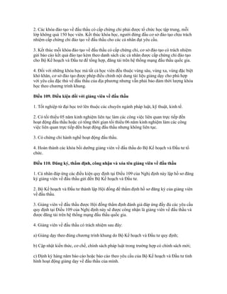 2. Các khóa đào tạo về đấu thầu có cấp chứng chỉ phải được tổ chức học tập trung, mỗi
lớp không quá 150 học viên. Kết thúc khóa học, người đứng đầu cơ sở đào tạo chịu trách
nhiệm cấp chứng chỉ đào tạo về đấu thầu cho các cá nhân đạt yêu cầu.
3. Kết thúc mỗi khóa đào tạo về đấu thầu có cấp chứng chỉ, cơ sở đào tạo có trách nhiệm
gửi báo cáo kết quả đào tạo kèm theo danh sách các cá nhân được cấp chứng chỉ đào tạo
cho Bộ Kế hoạch và Đầu tư để tổng hợp, đăng tải trên hệ thống mạng đấu thầu quốc gia.
4. Đối với những khóa học mà tất cả học viên đều thuộc vùng sâu, vùng xa, vùng đặc biệt
khó khăn, cơ sở đào tạo được phép điều chỉnh nội dung tài liệu giảng dạy cho phù hợp
với yêu cầu đặc thù về đấu thầu của địa phương nhưng vẫn phải bảo đảm thời lượng khóa
học theo chương trình khung.
Điều 109. Điều kiện đối với giảng viên về đấu thầu
1. Tốt nghiệp từ đại học trở lên thuộc các chuyên ngành pháp luật, kỹ thuật, kinh tế.
2. Có tối thiểu 05 năm kinh nghiệm liên tục làm các công việc liên quan trực tiếp đến
hoạt động đấu thầu hoặc có tổng thời gian tối thiểu 06 năm kinh nghiệm làm các công
việc liên quan trực tiếp đến hoạt động đấu thầu nhưng không liên tục.
3. Có chứng chỉ hành nghề hoạt động đấu thầu.
4. Hoàn thành các khóa bồi dưỡng giảng viên về đấu thầu do Bộ Kế hoạch và Đầu tư tổ
chức.
Điều 110. Đăng ký, thẩm định, công nhận và xóa tên giảng viên về đấu thầu
1. Cá nhân đáp ứng các điều kiện quy định tại Điều 109 của Nghị định này lập hồ sơ đăng
ký giảng viên về đấu thầu gửi đến Bộ Kế hoạch và Đầu tư.
2. Bộ Kế hoạch và Đầu tư thành lập Hội đồng để thẩm định hồ sơ đăng ký của giảng viên
về đấu thầu.
3. Giảng viên về đấu thầu được Hội đồng thẩm định đánh giá đáp ứng đầy đủ các yêu cầu
quy định tại Điều 109 của Nghị định này sẽ được công nhận là giảng viên về đấu thầu và
được đăng tải trên hệ thống mạng đấu thầu quốc gia.
4. Giảng viên về đấu thầu có trách nhiệm sau đây:
a) Giảng dạy theo đúng chương trình khung do Bộ Kế hoạch và Đầu tư quy định;
b) Cập nhật kiến thức, cơ chế, chính sách pháp luật trong trường hợp có chính sách mới;
c) Định kỳ hàng năm báo cáo hoặc báo cáo theo yêu cầu của Bộ Kế hoạch và Đầu tư tình
hình hoạt động giảng dạy về đấu thầu của mình.
 