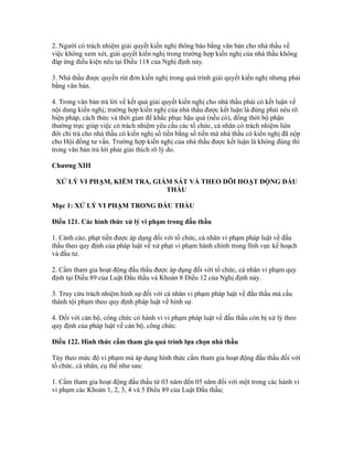 2. Người có trách nhiệm giải quyết kiến nghị thông báo bằng văn bản cho nhà thầu về
việc không xem xét, giải quyết kiến nghị trong trường hợp kiến nghị của nhà thầu không
đáp ứng điều kiện nêu tại Điều 118 của Nghị định này.
3. Nhà thầu được quyền rút đơn kiến nghị trong quá trình giải quyết kiến nghị nhưng phải
bằng văn bản.
4. Trong văn bản trả lời về kết quả giải quyết kiến nghị cho nhà thầu phải có kết luận về
nội dung kiến nghị; trường hợp kiến nghị của nhà thầu được kết luận là đúng phải nêu rõ
biện pháp, cách thức và thời gian để khắc phục hậu quả (nếu có), đồng thời bộ phận
thường trực giúp việc có trách nhiệm yêu cầu các tổ chức, cá nhân có trách nhiệm liên
đới chi trả cho nhà thầu có kiến nghị số tiền bằng số tiền mà nhà thầu có kiến nghị đã nộp
cho Hội đồng tư vấn. Trường hợp kiến nghị của nhà thầu được kết luận là không đúng thì
trong văn bản trả lời phải giải thích rõ lý do.
Chương XIII
XỬ LÝ VI PHẠM, KIỂM TRA, GIÁM SÁT VÀ THEO DÕI HOẠT ĐỘNG ĐẤU
THẦU
Mục 1: XỬ LÝ VI PHẠM TRONG ĐẤU THẦU
Điều 121. Các hình thức xử lý vi phạm trong đấu thầu
1. Cảnh cáo, phạt tiền được áp dụng đối với tổ chức, cá nhân vi phạm pháp luật về đấu
thầu theo quy định của pháp luật về xử phạt vi phạm hành chính trong lĩnh vực kế hoạch
và đầu tư.
2. Cấm tham gia hoạt động đấu thầu được áp dụng đối với tổ chức, cá nhân vi phạm quy
định tại Điều 89 của Luật Đấu thầu và Khoản 8 Điều 12 của Nghị định này.
3. Truy cứu trách nhiệm hình sự đối với cá nhân vi phạm pháp luật về đấu thầu mà cấu
thành tội phạm theo quy định pháp luật về hình sự.
4. Đối với cán bộ, công chức có hành vi vi phạm pháp luật về đấu thầu còn bị xử lý theo
quy định của pháp luật về cán bộ, công chức.
Điều 122. Hình thức cấm tham gia quá trình lựa chọn nhà thầu
Tùy theo mức độ vi phạm mà áp dụng hình thức cấm tham gia hoạt động đấu thầu đối với
tổ chức, cá nhân, cụ thể như sau:
1. Cấm tham gia hoạt động đấu thầu từ 03 năm đến 05 năm đối với một trong các hành vi
vi phạm các Khoản 1, 2, 3, 4 và 5 Điều 89 của Luật Đấu thầu;
 