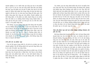 doanh nghiïåp vaâ caác chiïën lûúåc gia rùçng qui mö vaâ thõ phêìn            Tuy nhiïn, qui mö tùng thïm hiïëm khi chó laâ sûå nhiïìu hún
àïìu coá giaá trõ cuãa noá. Qui mö tùng thïm àûa àïën saãn lûúång           cuãa cuâng möåt thûá. Cho duâ khaách haâng vêîn khöng àöíi, nhûng
lúán hún, qua àoá phên taán chi phñ cöë àõnh, àùåc biïåt laâ chi phñ        saãn lûúång tùng thïm thûúâng xuêët phaát tûâ viïåc thay àöíi cho
quaãn lyá chiïëm möåt phêìn lúán trong töíng chi phñ (do hiïån nay          thñch ûáng möåt saãn phêím hiïån hûäu, tûâ viïåc cung cêëp möåt saãn
ngûúâi ta àaä laâm cho caác nhaâ maáy hoaåt àöång rêët hiïåu quaã). Thõ     phêím múái vaâ/hoùåc tùng thïm nhiïìu dõch vuå hún. Àiïìu naây àoâi
phêìn cuäng giuáp laâm tùng giaá saãn phêím. Doanh nghiïåp naâo             hoãi caác khoaãn chi phñ quaãn lyá töën keám thûúâng bõ êín ài, nhûng
nöíi tiïëng nhêët, coá thõ phêìn cao nhêët, danh tiïëng vaâ caác nhaän      laåi luön töìn taåi. Vaâ nïëu viïåc tùng quy mö göìm caã viïåc thu huát
hiïåu töët nhêët vaâ coá nhûäng khaách haâng trung thaânh nhêët, seä        thïm caác khaách haâng múái thò vêën àïì caâng trúã nïn töìi tïå hún.
nùæm giûä ûu thïë giaá úã mûác cao hún giaá cuãa caác àöëi thuã caånh       Viïåc thu huát thïm khaách haâng luön phaãi töën thïm möåt khoaãn
tranh coá thõ phêìn thêëp hún.                                              chi phñ khaá cao vaâ thöng thûúâng nhûäng khaách haâng múái naây

  Thïë nhûng, taåi sao nhûäng haäng lúán hún àang mêët thõ phêìn            coá nhu cêìu khaác vúái caác khaách haâng hiïån hûäu, khiïën cho mûác
                                                                            àöå phûác taåp vaâ chi phñ caâng lúán hún.
vaâo tay nhûäng cöng ty nhoã hún? Vaâ taåi sao trong thûåc tïë, traái
vúái lyá thuyïët, laåi xaãy ra vêën àïì nhûäng ûu thïë vïì qui mö vaâ thõ
phêìn laåi khöng chuyïín thaânh khaã nùng kiïëm àûúåc mûác lúåi             Mûác àöå phûác taåp nöåi taåi chûáa àûång nhûäng khoaãn chi
nhuêån cao hún? Taåi sao caác cöng ty thûúâng nhêån thêëy laâ               phñ êín lúán.
doanh söë cuãa hoå tùng lïn nhanh choáng trong khi lúåi nhuêån                Khi hoaåt àöång kinh doanh múái khaác biïåt vúái hoaåt àöång kinh
trïn doanh söë vaâ vöën thûåc sûå laåi giaãm, chûá khöng tùng nhû           doanh hiïån taåi, cho duâ khaác àöi chuát, caác khoaãn chi phñ coá
theo lyá thuyïët dûå àoaán?                                                 khuynh hûúáng tùng lïn, khöng chó theo tyã lïå vúái saãn lûúång
                                                                            tùng maâ coân trïn hùèn mûác àoá nûäa. Àiïìu naây laâ do mûác àöå
Chi phñ do sûå phûác taåp                                                   phûác taåp laâm chêåm laåi caác hïå thöëng àún giaãn vaâ àoâi hoãi cêìn
                                                                            coá sûå can thiïåp cuãa caác nhaâ quaãn lyá àïí giaãi quyïët nhûäng yïu
  Cêu traã lúâi quan troång nhêët laâ chi phñ do sûå phûác taåp cuãa
                                                                            cêìu múái. Chi phñ cho viïåc ngûng vaâ bùæt àêìu laåi, chi phñ cho
doanh nghiïåp. Vêën àïì khöng phaãi laâ do qui mö tùng thïm, maâ
                                                                            viïåc thöng tin (vaâ thöng tin sai) giûäa caác nhên sûå tùng thïm
laâ do mûác àöå phûác taåp tùng thïm.
                                                                            vaâ trïn têët caã laâ chi phñ cuãa ‘löî höíng’ giûäa con ngûúâi vúái nhau,
  Qui mö tùng thïm maâ khöng tùng thïm sûå phûác taåp, seä luön
                                                                            khi cöng viïåc àaä àûúåc hoaân têët möåt phêìn bõ ngûng laåi àïí chúâ
luön laâm cho chi phñ àún võ thêëp hún. Viïåc baán ra cho khaách
                                                                            àúåi sûå can thiïåp cuãa ngûúâi naâo àoá vaâ sau àoá laåi àûúåc tiïëp tuåc
haâng möåt saãn phêím hoùåc dõch vuå cho möåt khaách haâng vúái
                                                                            laâm vaâ laåi chuyïín sang möåt löî höíng khaác – têët caã nhûäng chi
khöëi lûúång lúán hún, miïîn laâ chi phñ khöng àöíi, seä luön laâm
                                                                            phñ naây àïìu rêët lúán vaâ laåi caâng ngêëm ngêìm àaáng súå hún búãi
tùng lúåi nhuêån.
                                                                            vò phêìn lúán àïìu vö hònh. Nïëu cêìn chuyïín thöng tin qua laåi


136                                                                                                                                               137
 