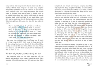tûúång tñch cûåc nhêët trong viïåc tiïu thuå saãn phêím hoùåc dõch vuå     haâng àún leã. Caác cöng ty baán haâng cho haâng vaån hoùåc haâng
cuãa baån. Möåt vaâi khaách haâng mua rêët nhiïìu trong khi phêìn          triïåu ngûúâi tiïu duâng cêìn phaãi biïët nhûäng ai laâ khaách haâng
àöng nhûäng ngûúâi khaác laåi mua rêët ñt. Coá thïí boã qua söë àöng       quan troång cuãa hoå (nhûäng khaách haâng naây coá thïí laâ caác kïnh
khaách haâng naây. Söë ñt khaách haâng chuã chöët kia múái laâ quan        phên phöëi) vaâ cuäng cêìn phaãi nùæm chên dung cuãa caác khaách
troång: êëy laâ nhûäng ngûúâi tiïu thuå maånh vaâ thûúâng xuyïn. Vñ        haâng thûúâng xuyïn vaâ quan troång.
duå, Emmis Broadcasting, möåt cöng ty truyïìn thanh súã hûäu hai             Thûá hai, baån cêìn phuåc vuå hoå thêåt àùåc biïåt, thêåm chñ laâ coá
àaâi phaát thanh WQHT vaâ WRKS, àaä tiïën haânh nhûäng chiïën              phêìn quaá mûác. Àïí hònh thaânh möåt cöng ty baão hiïím cao cêëp
dõch tiïëp thõ thaânh cöng, theo àoá àùåc biïåt têåp trung vaâo nhûäng     trong tûúng lai, nhaâ tû vêën Dan Sullivan khuyïn, “baån cêìn
khaán thñnh giaã then chöët, nhùçm laâm tùng thúâi gian nghe àaâi          xêy dûång 20 möëi quan hïå vaâ theo saát nhûäng möëi quan hïå naây
cuãa hoå.                                                                  giöëng nhû möåt hoaåt àöång phuåc vuå. Khöng phaãi laâ phuåc vuå
                                                                           theo kiïíu thöng thûúâng, khöng phaãi laâ phuåc vuå töët. Maâ laâ phuåc
      Thay vò daânh 12 giúâ/tuêìn àïí nghe àaâi maâ mònh yïu
                                                                           vuå chu àaáo quaá mûác. Baån cêìn lûúâng trûúác nhûäng nhu cêìu cuãa
      thñch, hiïån nay nhûäng ngûúâi naây daânh 25 giúâ/tuêìn...
                                                                           hoå khi baån coá thïí vaâ baån laâm hïët töëc lûåc, vùæt gioâ lïn cöí, nhû
      chuáng töi têåp trung aáp duång nguyïn tùæc 80/20 vïì
                                                                           lûåc lûúång àùåc nhiïåm SWAT,11 khi hoå yïu cêìu baån bêët cûá àiïìu
      tiïu thuå vúái têët caã caác àaâi phaát cuãa chuáng töi... Chuáng
                                                                           gò”.12 Giaãi phaáp then chöët thûåc sûå laâ phaãi mang àïën sûå phuåc
      töi têåp trung vaâo tûâng thñnh giaã thuöåc nhoám thñnh
                                                                           vuå àaáng ngaåc nhiïn, coân hún caã vaâ vûúåt trïn tiïëng goåi cuãa
      giaã muåc tiïu cuãa mònh vaâ chûúng trònh daânh ñt nhêët
                                                                           lûúng têm traách nhiïåm vaâ hoaân toaân àöåc àaáo nïëu so vúái nhûäng
      ¼ giúâ nhùæm vaâo nhûäng àöëi tûúång naây.10
                                                                           tiïu chuêín haâng àêìu cuãa ngaânh. Àiïìu naây trûúác mùæt coá thïí
  Têåp trung vaâo 20% khaách haâng thò dïî daâng hún rêët nhiïìu           keáo theo möåt phñ töín nhûng vïì lêu vïì daâi seä àem laåi nhiïìu
so vúái têåp trung vaâo 100% khaách haâng. AÁp duång nguyïn tùæc           thaânh quaã.
lêëy khaách haâng laâm troång têm àöëi vúái têët caã moåi khaách haâng       Thûá ba, haäy nhùæm vaâo nhûäng saãn phêím vaâ dõch vuå múái
cuãa baån laâ möåt viïåc hêìu nhû khöng thïí naâo laâm àûúåc. Nhûng        trong nhoám 20% khaách haâng chuã chöët, phaát triïín chuáng chó àïí
viïåc chùm soác, o bïë 20% khaách haâng “ruöåt” vûâa khaã thi laåi vûâa    daânh riïng cho vaâ vúái nhoám khaách haâng naây. Trong cuöåc tòm
àem laåi nhiïìu lúåi ñch.                                                  kiïëm àïí chiïëm lônh thõ phêìn, trïn hïët têët caã, baån haäy cöë gùæng
                                                                           baán nhiïìu saãn phêím vaâ dõch vuå hún cho caác khaách haâng then
Böën bûúác àïí giûä chên caác khaách haâng chuã chöët                      chöët hiïån hûäu cuãa baån. Noái chung, àêy khöng àún thuêìn laâ
  Baån khöng thïí nhùæm vaâo 20% khaách haâng then chöët cho               vêën àïì vïì kyä nùng baán haâng. Vïì àaåi thïí cuäng khöng phaãi laâ
àïën khi baån biïët hoå laâ ai. Caác cöng ty vúái möåt söë lûúång khaách   vêën àïì baán àûúåc nhiïìu saãn phêím hiïån hûäu hún cho hoå, mùåc
haâng haån chïë coá thïí thûåc hiïån àûúåc àiïìu naây theo tûâng khaách    duâ caác chûúng trònh daânh cho ngûúâi mua haâng thûúâng xuyïn


170                                                                                                                                              171
 