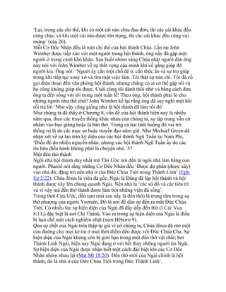 ‘Lại, trong các chi thể, khi có một cái nào chịu đau đớn, thì các cái khác đều
cùng chịu; và khi một cái nào được tôn trọng, thì các cái khác đều cùng vui
mừng’ (câu 26).
Mỗi Cơ Đốc Nhân đều là một chi thể của hội thánh Chúa. Lần nọ John
Wimber được tiếp xúc với một người trong hội thánh, ông nầy đã gặp một
người ở trong cảnh khó khăn. Sau buổi nhóm sáng Chúa nhật người đàn ông
nầy nói với John Wimber về sự thất vọng của mình khi cố gắng giúp đỡ
người kia. Ông nói: ‘Người ấy cần một chỗ để ở, cần thức ăn và sự trợ giúp
trong khi tiếp tục xoay xở và tìm một việc làm. Tôi thật sự nản chí. Tôi đã cố
gọi điện thoại đến văn phòng hội thánh, nhưng chẳng có ai có thể gặp tôi và
họ cũng không giúp tôi được. Cuối cùng tôi đành thôi nhờ vả bằng cách đưa
ông ta đến sống với tôi trong một tuần lễ! Theo ông, hội thánh phải lo cho
những người như thế chứ? John Wimber kể lại rằng ông đã suy nghĩ một hồi
rồi trả lời ‘Như vậy cũng giống như là hội thánh đã làm rồi đó’.
Như chúng ta đã thấy ở Chương 8, vấn đề của hội thánh hiện nay là nhiều
năm qua, theo các truyền thống khác nhau của chúng ta, sự tập trung vẫn cứ
nhắm vào bục giảng hoặc là bàn thờ. Trong cả hai tình huống đó vai trò
thống trị là do các mục sư hoặc truyền đạo nắm giữ. Như Michael Green đã
nhận xét về sự lan tràn kỳ diệu của các hội thánh Ngũ Tuần tại Nam Phi,
‘Điều đó do nhiều nguyên nhân, nhưng các hội thánh Ngũ Tuần ấy do các
tín hữu điều hành không phải là chuyện nhỏ.’57
Một đền thờ thánh
Ngôi nhà hội thánh duy nhất mà Tân Ước nói đến là ngôi nhà làm bằng con
người. Phaolô nói rằng những Cơ Đốc Nhân đều ‘Được dự phần (được xây)
vào nhà đó, đặng trở nên nhà ở của Đức Chúa Trời trong Thánh Linh’ (Eph
Ep 2:22). Chúa Jêsus là viên đá gốc. Ngài là Đấng đã lập hội thánh và hội
thánh được xây lên chung quanh Ngài. Nền nhà là ‘các sứ đồ và các tiên tri
và vì vậy mà đền thờ thánh được làm bởi những viên đá sống’.
Trong thời Cựu Ước, đền tạm (mà sau nầy là đền thờ) là trung tâm trong sự
thờ phượng của người Ysơraên. Đó là nơi để dân sự đến ra mắt Đức Chúa
Trời. Có nhiều lúc sự hiện diện của Ngài đã đầy dẫy đền thờ (I Các Vua
8:11;) đặc biệt là nơi Chí Thánh. Vào ra trong sự hiện diện của Ngài là điều
bị hạn chế một cách nghiêm nhặt (xem Hêbơrơ 9).
Qua sự chết của Ngài trên thập tự giá vì cớ chúng ta, Chúa Jêsus đã mở một
con đường cho mọi kẻ tin ở mọi thời điểm đến được với Đức Chúa Cha. Sự
hiện diện của Ngài không còn bị giới hạn trong một đền thờ vật chất; bởi
Thánh Linh Ngài, hiện nay Ngài đang ở với hết thảy những người tin Ngài.
Sự hiện diện của Ngài được nhận biết một cách đặc biệt khi các Cơ Đốc
Nhân nhóm nhau lại (Mat Mt 18:20). Đền thờ mới của Ngài chính là hội
thánh, đó là nhà ở của Đức Chúa Trời trong Đức Thánh Linh’.
 
