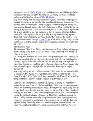 giường và bước đi (GiGa 5:1-9). Ngài giải phóng con người khỏi quyền lực
của ma quỷ đã từng thống trị đời sống họ. Có những lần Ngài còn khiến
những người chết sống lại nữa (GiGa 11:38-44).
Tuy nhiên không phải chỉ các phép lạ của Ngài đã khiến cho công việc của
Ngài để lại ấn tượng lớn lao như vậy, mà chính là tình yêu thương của Ngài,
đặc biệt dành cho những kẻ không đáng yêu (như những người phung cùi,
như phường điếm đĩ, dường như tình yêu thương là động cơ thúc đẩy tất cả
những gì Ngài đã làm. Tuyệt đỉnh của tình yêu đó là tình yêu của Ngài được
thể hiện ở tại thập tự giá (mà chúng ta sẽ thấy ở chương tiếp theo, là lý do
chính yếu khiến Ngài đã đến thế gian nầy. Khi người ta hành hạ Ngài và
đóng đinh Ngài trên thập tự giá Ngài đã nói ‘Lạy cha xin tha cho họ, vì họ
không biết mình làm điều gì’ (LuLc 22:34). Chắc chắn những công việc đó
không phải là những hành động của một kẻ gian ác hoặc của một người lừa
dối chứ?
Tâm tánh của Ngài
Tâm tánh của Chúa Jêsus đã gây một ấn tượng tốt đẹp trên hàng triệu người
dầu họ không xưng mình là Cơ Đốc Nhân. Ví dụ Bernard Levin đã viết về
Chúa Jêsus như vầy:
Há không phải bản tánh của Chúa Cứu Thế, qua những lời của Tân Ước, đủ
để xuyên thấu linh hồn bất cứ người nào có một linh hồn xuyên thấu được
chăng?... Ngài vẫn ẩn hiện khắp nơi trên thế giới, sứ điệp của Ngài vẫn rõ
ràng, lòng thương xót của Ngài vẫn vô hạn, sự yên ủi của Ngài vẫn còn hữu
hiệu, những lời phán của Ngài vẫn đầy vinh diệu, khôn ngoan và yêu
thương. 15
Một trong những lời mô tả về bản tánh của Chúa Jêsus mà tôi ưa thích nhất
là của vị cựu Đại Tướng Ấn, Ngài Hailsham, trong cuốn tự truyện ”The
Door Wherein I Went ” của mình, ông mô tả nhân vật Jêsus đã trở nên sống
động như thế nào đối với ông khi ông còn ở tại trường đại học.
Điều đầu tiên chúng ta phải học biết về Ngài đó là chúng ta sẽ bị mê hoặc
hoàn toàn bởi việc được kết bầu bạn với Ngài. Chúa Jêsus là một con người
có sức thu hút không thể cưỡng lại được... Con người mà họ đã đóng đinh đó
là một thanh niên, đầy sức sống đầy niềm vui và yêu đời, là Chúa của chính
sự sống, và hơn nữa, là Chúa của những tiếng cười vui thỏa. Một con người
có sức thu hút tuyệt vời đến nỗi người ta đã đi theo Ngài hoàn toàn vì vui
thích...Thế kỷ thứ Hai mươi nầy cần phải nắm bắt lại vẻ đẹp tuyệt vời của
con người vinh diệu và vui thỏa nầy, là con người mà chỉ sự hiện diện của
Ngài thôi cũng đã đổ đầy niềm vui cho những người bạn đồng hành của
Ngài. Không phải là một người Galilê xanh xao, mà là một Pied Piper of
 