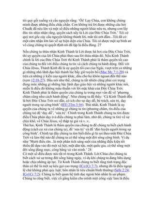 tôi quỳ gối xuống và cầu nguyện rằng: ‘Ôi! Lạy Chúa, con không chứng
minh được những điều chắc chắn. Con không trả lời được những câu hỏi
Chudk đã nêu lên và một số điều những người khác nêu ra, nhưng con lấy
đức tin nhìn nhận rằng, quyển sách nầy là Lời của Đức Chúa Trời.’ Tôi cứ
quỳ nơi gốc cây cầu nguyện không thành lời, mắt tôi ướt đẫm...Tôi đã có
một cảm nhận lớn lao về sự hiện diện của Chúa. Tôi có được một sự bình an
vô cùng chứng tỏ quyết định tôi đã lập là điều đúng. 27
Nếu chúng ta thừa nhận Kinh Thánh là Lời được hà hơi của Đức Chúa Trời,
thì uy quyền của lời Chúa phải theo sau lời thừa nhận đó. Nếu Kinh Thánh
chính là lời của Đức Chúa Trời thì Kinh Thánh phải là thẩm quyền tối cao
của chúng ta đối với điều chúng ta tin và cách chúng ta hành động. Đối với
Chúa Jêsus, Thánh Kinh đã là uy quyền tối cao của Ngài, vượt trên cả những
gì những nhà lãnh đạo hội thánh lúc bấy giờ tuyên bố (Mac Mc 7:1-20) và
trên cả những ý kiến của người khác, dầu cho họ khôn ngoan đến thế nào
(xem 12:18-27). Dầu nói như thế, chúng ta tất nhiên cũng phải coi trọng
đúng mức những gì những bậc lãnh đạo giáo hội và những người khác nói,
miễn là điều đó không mâu thuẫn với lời mặc khải của Đức Chúa Trời.
Kinh Thánh phải là thẩm quyền của chúng ta trong mọi vấn đề về ‘phương
châm cũng như cách hành động’. Như chúng ta đã thấy: ‘Cả Kinh Thánh đều
là bởi Đức Chúa Trời soi dẫn, có ích cho sự dạy dỗ, bẻ trách, sửa trị, dạy
người trong sự công bình’ (IITi 2Tm 3:16). Thứ nhất, Kinh Thánh là uy
quyền của chúng ta về những gì chúng ta tin (phương châm, tín điều của
chúng ta) để ‘dạy dỗ’, ‘sửa trị’. Chính trong Kinh Thánh chúng ta tìm được
điều Chúa phán dạy (và điều chúng ta phải làm, nhờ đó, chúng ta tin) về sự
chịu khổ, về Chúa Jêsus, về thập tự giá và v..v..
Thứ hai, Kinh Thánh là thẩm quyền của chúng ta để chúng ta biết cách hành
động (cách cư xử của chúng ta), để ‘sửa trị’ và để ‘đào luyện người trong sự
công bình’. Chính tại đây chúng ta tìm biết điều gì là sai theo mắt Đức Chúa
Trời và làm thế nào để chúng ta có thể sống một đời sống công bình. Ví dụ
như ‘Mười điều răn...là một phân tích sáng suốt của những điều kiện tối
thiểu để dựa vào đó một xã hội, một dân tộc, một quốc gia, có thể sống một
đời sống đúng mực, công bằng và văn minh.’ 28
Có một số điều được nói rất rõ trong Kinh Thánh. Lời Chúa cho chúng ta
biết cách xử sự trong đời sống hàng ngày, ví dụ khi chúng ta đang hữu dụng
hoặc chịu những áp lực. Từ Kinh Thánh chúng ta biết rằng tình trạng độc
thân có thể là một sự kêu gọi cao trọng (ICo1Cr 7:7), nhưng đó là điều ngoại
lệ chứ không phải quy luật; hôn nhân là tiêu chuẩn bình thường (SaSt 2:24;
ICo1Cr 7:2). Chúng ta biết quan hệ tính dục ngoài hôn nhân là sai phạm.
Chúng ta cũng biết, việc cố gắng kiếm cho mình một công việc làm là điều
 