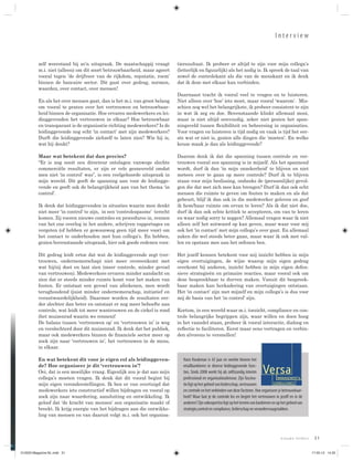 Interview


          zelf weerstand bij zo’n uitspraak. De maatschappij vraagt         tieresultaat. Ik probeer er altijd te zijn voor mijn collega’s
          m.i. niet (alleen) om dit soort betrouwbaarheid, maar ageert      (letterlijk en ﬁguurlijk) als het nodig is. Ik spreek de taal van
          vooral tegen ‘de drijfveer van de rijkdom, reputatie, roem’       zowel de controlekant als die van de menskant en ik denk
          binnen de bancaire sector. Dit gaat over gedrag, normen,          dat ik deze met elkaar kan verbinden.
          waarden, over contact, over mensen!
                                                                            Daarnaast tracht ik vooral veel te vragen en te luisteren.
          En als het over mensen gaat, dan is het m.i. van groot belang     Niet alleen over ‘hoe’ iets moet, maar vooral ‘waarom’. Mis-
          om vooral te praten over het vertrouwen en betrouwbaar-           schien nog wel het belangrijkste, ik probeer consistent te zijn
          heid binnen de organisatie. Hoe ervaren medewerkers en lei-       in wat ik zeg en doe. Bovenstaande klinkt allemaal mooi,
          dinggevenden het vertrouwen in elkaar? Hoe betrouwbaar            maar is niet altijd eenvoudig, zeker niet gezien het span-
          en transparant is de organisatie richting medewerkers? Is de      ningsveld tussen ﬂexibiliteit en beheersing in organisaties.
          leidinggevende nog echt ‘in contact’ met zijn medewerkers?        Voor vragen en luisteren is tijd nodig en vaak is tijd het eer-
          Durft die leidinggevende zichzelf te laten zien? Wie hij is,      ste wat er niet is, gezien alle dingen die ‘moeten’. En welke
          wat hij denkt?                                                    keuze maak je dan als leidinggevende?

          Maar wat betekent dat dan precies?                                Daarom denk ik dat die spanning tussen controle en ver-
          “Er is nog nooit een directeur ontslagen vanwege slechte          trouwen vooral een spanning is in mijzelf. Als het spannend
          commerciële resultaten, er zijn er vele gesneuveld omdat          wordt, durf ik dan ‘in mijn onzekerheid’ te blijven en niet
          men niet ‘in control’ was”, is een veelgehoorde uitspraak in      meteen over te gaan op meer controle? Durf ik te blijven
          mijn wereld. Dit geeft de spanning aan voor de leidingge-         staan voor mijn beslissing, ondanks de (persoonlijke) gevol-
          vende en geeft ook de belangrijkheid aan van het thema ‘in        gen die dat met zich mee kan brengen? Durf ik dan ook echt
          control’.                                                         mensen die ruimte te geven om fouten te maken en als dat
                                                                            gebeurt, blijf ik dan ook in die medewerker geloven en geef
          Ik denk dat leidinggevenden in situaties waarin men denkt         ik hem/haar ruimte om ervan te leren? Als ik dat niet doe,
          niet meer ‘in control’ te zijn, in een ‘controlespasme’ terecht   durf ik dan ook echte kritiek te accepteren, om van te leren
          komen. Zij voeren nieuwe controles en procedures in, rennen       en waar nodig sorry te zeggen? Allemaal vragen waar ik niet
          van het ene overleg in het andere, schrijven rapportages en       alleen zelf het antwoord op kan geven, maar waar voor mij
          vergeten (of hebben er gewoonweg geen tijd meer voor) om          ook het ‘in contact’ met mijn collega’s over gaat. En allemaal
          het contact te onderhouden met hun collega’s. En hebben,          zaken die wel steeds beter gaan, maar waar ik ook met val-
          gezien bovenstaande uitspraak, hier ook goede redenen voor.       len en opstaan mee aan het oefenen ben.

          Dit gedrag leidt ertoe dat wat de leidinggevende zegt (ver-       Het jezelf kennen betekent voor mij inzicht hebben in mijn
          trouwen, ondernemerschap) niet meer overeenkomt met               eigen overtuigingen, de wijze waarop mijn eigen gedrag
          wat hij/zij doet en laat zien (meer controle, minder gevoel       overkomt bij anderen, inzicht hebben in mijn eigen defen-
          van vertrouwen). Medewerkers ervaren minder aandacht en           sieve strategieën en primaire reacties, maar vooral ook om
          zien dat er steeds minder ruimte komt voor het maken van          deze bespreekbaar te durven maken. Vanuit dit bespreek-
          fouten. Er ontstaat een gevoel van afrekenen, men wordt           baar maken kan herkadering van overtuigingen ontstaan.
          terughoudend (juist minder ondernemerschap, initiatief en         Het ‘in contact’ zijn met mijzelf en mijn collega’s is dus voor
          verantwoordelijkheid). Daarmee worden de resultaten eer-          mij de basis van het ‘in control’ zijn.
          der slechter dan beter en ontstaat er nog meer behoefte aan
          controle, wat leidt tot meer wantrouwen en de cirkel is rond      Kortom, in een wereld waar m.i. toezicht, compliance en con-
          (het muizenrad waarin we rennen)!                                 trole belangrijke begrippen zijn, waar willen en doen hoog
          De balans tussen ‘vertrouwen op’ en ‘vertrouwen in’ is weg        in het vaandel staan, probeer ik vooral interactie, dialoog en
          en verslechterd door dit muizenrad. Ik denk dat het publiek,      reﬂectie te faciliteren. Eerst maar eens vertragen en verbin-
          maar ook medewerkers binnen de ﬁnanciele sector meer op           den alvorens te versnellen!
          zoek zijn naar ‘vertrouwen in’, het vertrouwen in de mens,
          in elkaar.

          En wat betekent dit voor je eigen rol als leidinggeven-              Hans Kwakman is 42 jaar en werkte binnen het
          de? Hoe organiseer je dit ‘vertrouwen in’?                           retailbankieren in diverse leidinggevende func-
          Oei, dat is een moeilijke vraag. Eigenlijk zou je dat aan mijn       ties. Sinds 2008 werkt hij als zelfstandig interim
          collega’s moeten vragen. Ik denk dat dit vooral begint bij           professional en organisatieadviseur. Zijn fascina-
          mijn eigen veronderstellingen. Ik ben er van overtuigd dat           tie ligt op het gebied van leiderschap, vertrouwen
          medewerkers iets constructief willen bijdragen en vooral op          en controle en het verbinden van deze factoren. Hoe organiseer je betrouwbaar-
          zoek zijn naar waardering, aansluiting en ontwikkeling. Ik           heid? Waar laat je de controle los en begint het vertrouwen in jezelf en in de
          geloof dat ‘de kracht van mensen’ een organisatie maakt of           anderen? Zijn vakexpertise ligt op het terrein van bankieren en op het gebied van
          breekt. Ik krijg energie van het bijdragen aan die ontwikke-         strategie,control en compliance, leiderschap en verandervraagstukken.
          ling van mensen en van daaruit volgt m.i. ook het organisa-



                                                                                                                                                 nieuwe leiders     31

012033 Magazine NL.indd 31                                                                                                                                         17-02-12 14:35
 