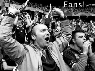 Social media

   “media waar gebruikers met elkaar
  communiceren en dingen met elkaar
     delen zoals kennis, ervaringen,
meningen, ideeën, verhalen, gezamenlijk
 werk enzovoort. Het is de techniek die
  erbij helpt om samen meer te weten,
            kunnen en doen...”
                             DDMA | SMPA
 