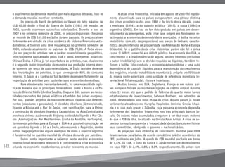 142
o suprimento da demanda mundial por mais algumas décadas, isso se
a demanda mundial mantiver constante.
	 Os preços do barril de petróleo oscilaram no teto máximo de
US$ 40,00 desde o final da Guerra do Golfo (1991) até meados de
2003, quando ocorreram sucessivas valorizações. Durante o ano de
2007 e no primeiro semestre de 2008, os preços dispararam chegando
ao recorde de US$ 147,00 em julho do ano passado. Os preços caíram
fortemente em virtude da crise sistêmica do sistema financeiro esta-
dunidense, e tiveram uma leve recuperação no primeiro semestre de
2009, estando atualmente no patamar de US$ 70,00. A forte eleva-
ção nos preços do petróleo tem o caráter essencialmente geopolítico,
principalmente capitaneado pelos EUA e pelos emergentes asiáticos:
China e Índia. A China já foi exportadora de petróleo, mas atualmente
é o segundo maior importador do mundo e sua produção interna aten-
de somente um terço de suas necessidades. A Índia também depende
das importações de petróleo, o que corresponde 85% do consumo
interno. O Japão e a Coréia do Sul também dependem fortemente da
importação de petróleo para sustentar suas economias domésticas.
	 Para atender esta crescente demanda, há uma necessidade logís-
tica de maneira que os principais fornecedores, como a Rússia e os Pa-
íses do Oriente Médio (Arábia Saudita, Iraque e Irã) supram as neces-
sidades crescentes dos países asiáticos e também dos países europeus.
Por isso, grandes projetos de transporte dessas riquezas são determi-
nantes (oleodutos e gasodutos). O oleoduto siberiano, já mencionado,
ligando a Rússia até o Mar do Japão, com ramificações para a China;
a construção do oleoduto ligando o Cazaquistão, na Ásia Central até a
província chinesa autônoma de Xinjiang; o oleoduto ligando o Mar Cás-
pio (Azerbaijão) ao Mar Mediterrâneo (costa da Anatólia, na Turquia),
fornecendo petróleo para a Europa e EUA e a possível construção de
um gasoduto ligando o Irã e a Índia, atravessando o Paquistão, dentre
outros megaprojetos são alguns exemplos de como o aspecto logístico
é fundamental na questão mundial da oferta e demanda por petróleo.
	 Outro ponto importante a salientar neste cenário econômico
internacional de extrema relevância é concernente a crise econômica
oriunda na economia estadunidense, a maior economia do mundo.
	 A atual crise financeira, iniciada em agosto de 2007 foi rapida-
mente disseminada para os países europeus tem uma gênese distinta
das crises econômicas dos anos 1990 e do início desta década, como
a mexicana (1994), a do sudeste asiático (1997), a russa (1998) e
argentina (2001). Em vez de ter sido gestada em países em desen-
volvimento ou emergentes, esta crise teve origem em fenômenos re-
lacionados a economias desenvolvidas e avançadas. A bolha no setor
imobiliário, com alta desproporcional nos preços de imóveis, caracte-
rística de um intervalo de prosperidade na América do Norte e Europa
Ocidental, foi o gatilho desta crise sistêmica, porém não foi à única
causa. O déficit comercial e o déficit público da economia dos EUA, o
crescimento e a inadimplência de alguns setores internos (incluindo
o setor imobiliário) sem o devido respaldo de liquidez, também in-
flaram a bolha. Isto conduziu a economia estadunidense a uma auto
dependência de capitais líquidos para a manutenção do crescimento
dos negócios, criando instabilidade monetária (a própria credibilidade
da moeda norte-americana como unidade de referência monetária in-
ternacional foi ameaçada), riscos e incertezas.
	 Muitos bancos nos EUA, Inglaterra, França e em outros paí-
ses europeus faliram ou receberam injeção de crédito estatal durante
estes 13 meses até que o pedido de falência do quarto maior banco
estadunidense de investimentos, Lehman Brothers, em setembro de
2008, desencadeou uma nova etapa da crise. Alguns países já foram
seriamente afetados como Hungria, Paquistão, Ucrânia, Grécia, Lituâ-
nia e o caso mais grave: a Islândia, cuja pequena economia dependia
fortemente dos depósitos financeiros nos três principais bancos lo-
cais. Os valores neles acumulados chegaram a ser dez vezes maiores
do que o PIB da ilha, localizada no Circulo Polar Ártico. A crise de se-
tembro tornou transparente a incapacidade destes bancos em honrar
seus correntistas, obrigando o governo a nacionalizá-los.
	 As projeções mais otimistas de crescimento mundial para 2009
foram revistas para baixo, de acordo com último boletim econômico do
FMI, publicado em julho. A queda do PIB mundial oscilaria em torno
de 1,4%. Os EUA, a Zona do Euro e o Japão teriam um decrescimento
em seus PIB´s de 2,6%, 4,8% e 6,0% respectivamente. Os países com
 