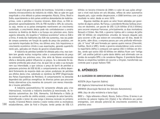 144
	 A atual crise gera um cenário de incertezas, incluindo o compor-
tamento microeconômico da indústria do nióbio. Não se sabe em qual
magnitude a crise afetará os países emergentes: Rússia, China, Brasil e
Índia, especialmente os dois países asiáticos demandantes de matérias-
primas, como o petróleo e insumos minerais. Além disso, os EUA re-
presentam aproximadamente 25% do PIB mundial e 30% do consumo,
ou seja, mesmo se os países emergentes mantiverem um crescimento
sustentado, o crescimento destes pode não contrabalancear o cenário
recessivo na América do Norte e na Europa nos próximos anos. Outro
aspecto relevante, diz respeito à “simbiose econômica” entre os EUA e
a China. A renda dos habitantes dos EUA não aumentou, mas seu poder
de compra aumentou em função da queda do preço dos produtos, em
sua maioria importados da China, nos últimos anos. Isto impulsionou o
crescimento econômico chinês e suas exportações, gerando superávits
neste país, aplicados em títulos do governo estadunidense.
	 A indústria do petróleo também foi afetada pela crise, mas tam-
bém tem gerado muitas incógnitas sobre o comportamento do preço
da commodity nos próximos anos. Uma série de fatores envolvendo
oferta e demanda poderá influenciar os preços. Se a demanda foi du-
ramente arrefecida pela atual crise, da qual não se sabe a sua duração
nem sua intensidade, o que colocou o preço do barril de petróleo a
patamares próximos de US$ 50,00; o comportamento na oferta depen-
derá fortemente da resposta dada aos países produtores de petróleo
aos efeitos desta crise, sobretudo os membros da OPEP (Organização
dos Países Exportadores de Petróleo). O comportamento na demanda
dependerá das políticas energéticas de diversos países que procuram
fontes alternativas e/ou maneiras de consumir com menos intensida-
de o insumo petrolífero.
	 A indústria automobilística foi seriamente afetada pela crise
internacional, incluindo a indústria brasileira já mencionada. As in-
dústrias automotivas dos EUA, Alemanha, Grã-Bretanha e Itália já
recorreram ao auxílio de crédito estatal, a exemplo do setor bancário,
intensificando o temor de uma longa e dolorosa recessão no primeiro
mundo. A General Motors ostenta o maior rombo entre as montadoras
estadunidenses, além da Ford e Chrysler, tendo perdas de US$ 2,5
bilhões no terceiro trimestre de 2008 e o valor de suas ações atingi-
ram o nível mais baixo em seis décadas, reflexo do setor automotivo
daquele país, cujas vendas despencaram, e 2008 terminou com o pior
resultado no setor, desde os anos 1970.
	 Algumas medidas de apoio ao setor foram adotadas por gover-
nantes de alguns países. Na França, o presidente Nicolas Sarkozy anun-
ciou em dezembro, um pacote de US$ 13,26 bilhões (€10,5 bilhões)
para socorrer empresas francesas, principalmente, as duas montadoras
Renault e Citröen. Nos EUA, o governo injetou até o começo de julho
US$ 50 bilhões em empréstimos oriundos do tesouro daquele país
para socorrer a GM, que esteve em concordata por 40 dias, desde 01
de junho, além disso, a empresa passou por uma profunda reformula-
ção. A “nova” GM será formada por apenas quatro marcas (Chevrolet,
Cadillac, Buick e GMC), tendo o governo estadunidense como acionis-
ta majoritário (60%) e começará com apenas US$ 11 bilhões em dívi-
das, sendo que outros US$ 40 bilhões em débitos ficam com “antiga
GM”, sob análise judicial e parte deste débito será eliminado com as
vendas da européia OPEL e da canadense Magma. O presidente Barack
Obama se empenhou também em socorrer a Chrysler, transferindo seu
controle para o grupo italiano FIAT.
8. APÊNDICES
8.1 GLOSSÁRIO DE ABREVIATURAS E SÍMBOLOS
ACESITA (Aços Especiais Itabira)
AIE (Agência Internacional de Energia)
ANFAVEA (Associação Nacional dos Veículos Automotores)
ARBL (Aço de alta resistência e baixa liga)
BRIC´s – Sigla referente a Brasil, Rússia, Índia e China. O termo é um
acrônimo da palavra inglesa bric (tijolo) e faz referência aos países
emergentes, com elevado potencial de crescimento econômico nos
próximos anos
 