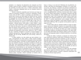 131
moedores e as máquinas de jateamento são compostos por ferro
fundido a base de nióbio e também é utilizado em discos de freios
de caminhões. Em todos estes casos, o nióbio é adicionado, dando
origem a carbonetos adequados para uso em situações severas de
desgaste e abrasão.
	 Dentre os materiais projetados para funcionar por longos pe-
ríodos em atmosferas oxidantes e corrossivas, submetidas a tempe-
raturas acima de 650º C, estão às superligas, que demandam o se-
gundo maior consumo de nióbio depois da indústria do aço. Existem
diversos tipos de superligas que utilizam nióbio, mas o destaque é
liga INCONEL 718, com teor de 53% de níquel (Ni); 18,6% de Cromo
(Cr); 18,5% de Ferro (Fe) e 5,3% de Nióbio (Nb). A liga 718 é uti-
lizada principalmente nos motores a jato e motores militares, como
exemplo, a General Electric (GE) produz o motor CFM56, o motor
a jato mais usado atualmente, contem aproximadamente 300 kilos
de nióbio de alta pureza. Ela pode ser utilizada também em outras
peças de motores como parafusos e eixos de rotor; na indústria nu-
clear; na indústria criogênica (referente ao uso de tecnologias para
produção de temperaturas muito baixas, abaixo de -150º C, estado
em que o elemento nitrogênio se encontra na forma líquida) e na
indústria petroquímica. Outras superligas que utilizam nióbio são:
INCONEL 706 (3% de Nb), INCONEL 625 (3,5% de Nb), a René 62 e
Udimet 630.
	 O nióbio metálico é um dos metais que mais resistem à cor-
rosão, principalmente em meios ácidos e metais alcalino fundidos.
Também é utilizado em componentes de lâmpadas de alta intensidade
para iluminação pública, associado ao metal tungstênio (W), pois re-
quer alta resistência mecânica, associadas à resistência corrosão pelo
sódio (Na). Outra propriedade fundamental do nióbio é a supercon-
dutividade, que é desaparecimento total da resistividade elétrica em
temperaturas críticas próximas ao zero absoluto. Em estado puro, o
nióbio encontra aplicação em aceleradores de partículas subatômicas.
O Grande Colisor de Hádrons (LHC sigla em inglês), o maior acelerador
de partículas do mundo, é um mega projeto envolvendo cientistas de
diversos países, incluindo o Brasil. Localizado na fronteira entre a
Suíça e a França, é um anel de 27 Kilômetros de circunferência, en-
terrado a 100 metros de profundidade e resfriado a 271,3 graus abai-
xo de zero. Visa detectar a existência de partículas elementares da
matéria, inferidas pela física teórica, porém jamais observadas como
o bóson de Higgs, o que poderia confirmar a existência da matéria es-
cura e, conseqüentemente, confirmar as teorias atuais sobre a origem
do universo. Neste supercondutor, há magnetos compostos pela liga
nióbio-titânio. Outra utilidade do nióbio metálico está na indústria
aeroespacial: a liga C-103 é composta de nióbio, háfnio e titânio são
utilizados como material refratário por resistir a temperaturas acima
de 1300 ºC e aceitar revestimentos contra oxidação, utilizados em
propulsores e bocais de foguetes e está sempre presente na saia do
motor Pratt & Whitney F100, um gerador de alta potência usado nos
caças F15 e F16.
	 O metal nióbio pode ser utilizado também em ligas de nióbio-
titânio, para uso em implantes cirúrgicos; em componentes de nióbio-
titânio resistentes à ignição, usados por mineradoras, principalmente
na extração de ouro; em lâminas de nióbio puro usadas na produção
de diamantes sintéticos; em plataformas marítimas, com cabos anódi-
cos de nióbio platinizados para proteção catódica (contra corrosão) e
para alvos de evaporação usados na indústria eletrônica e nas lâminas
de barbear.
	 O óxido de nióbio é utilizado na produção de cerâmicas finas
como capacitores cerâmicos, lentes óticas, ferramentas, peças de mo-
tor e alguns elementos estruturais resistentes ao calor e a abrasão. A
fabricação destes materiais requer óxido de nióbio de alta pureza. O
óxido de nióbio com 99,9% de pureza é utilizado para a fabricação de
peças cerâmicas, lentes óticas, condensadores e atuadores cerâmicos.
A produção de monocristais de niobato de lítio, utilizados em filtros
especiais de receptores de TV exige o teor de 99,99% de óxido de
nióbio, ou seja, óxido de nióbio de altíssima pureza.
	 No ramo da catálise, compostos de nióbio têm sido utilizados
para diversas reações de interesse industrial. A catálise muda a velo-
cidade das reações químicas, contudo a substância catalisadora não
se altera ao final da reação química.
 