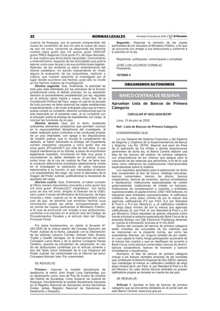 22 NORMAS LEGALES Domingo 12 de julio de 2020 / El Peruano
Justicia de Arequipa, por el periodo comprendido del
nueve de noviembre de dos mil seis al nueve de mayo
de dos mil once, conforme se desprende del Informe
número trece guión dos mil quince guión ODAJUP
guión PRES diagonal CSJA guión PJ, de fojas dieciséis,
lo que implica que tenía plena capacidad, conocimiento
y entendimiento, respecto de las actividades que podría
ejercer como juez de paz y de sus prohibiciones legales.
Además, de ser evidente su pleno entendimiento del
idioma castellano, no siendo trascendente en modo
alguno la evaluación de las costumbres, tradición y
cultura, que hubiere adquirido el investigado por el
lugar donde ocurrieron los hechos, pues ello no incide
en los hechos materia de investigación.
Décimo segundo. Que, ﬁnalmente, la actividad de
todo juez está delimitada por los principios de la función
jurisdiccional como el debido proceso, en su expresión
derecho al procedimiento prestablecido por ley, regulado
en el artículo ciento treinta y nueve, inciso tres, de la
Constitución Política del Perú, según el cual en la secuela
de todo proceso se debe observar las reglas establecidas
imperativamente, y de modo anticipado para que el mismo
pueda cumplir su cometido; derecho constitucional que ha
sido lesionado en el presente caso, al no cumplirse con
el precepto sobre la entrega de expedientes con cargo, al
concluir las funciones de un juez.
Décimo tercero. Que, por lo tanto, existiendo
suﬁcientes elementos probatorios que permiten concluir
en la responsabilidad disciplinaria del investigado, al
haber realizado actos contrarios a las conductas propias
de un juez intachable, con apego a las disposiciones
de impartir justicia, que lo vincula al cumplimiento de
deberes, al haber demorado la entrega del Expediente
número trescientos cincuenta y cinco guión dos mil
once guión JPCuatroOCT por más de tres años, lo que
implica interferencia en su trámite, a pesar de encontrarse
legalmente impedido, incurriendo en falta muy grave e
incumpliendo su deber señalado en el artículo cinco,
inciso once, de la Ley de Justicia de Paz; se tiene que
la conducta disfuncional acreditada objetivamente revela
en el investigado la realización de actos impropios
relacionados a su función, lo que menoscaba el decoro
y la respetabilidad del cargo; así como el desmedro de la
imagen del Poder Judicial, justiﬁcándose la necesidad de
apartarlo del cargo.
Décimo cuarto. Que, ﬁnalmente, al haber cursado
el Oﬁcio número trescientos cincuenta y ocho guion dos
mil once guion JPcuatroOCT (reiterativo) con fecha
junio de dos mil once, dirigido al Director de la UGEL
cero cuatro Comas del Ministerio de Educación, de fojas
noventa y siete, cuando ya no se desempeñaba como
juez de paz, se advierte que existirían hechos cuya
connotación puede ser penal, correspondiendo que
se remita las copias pertinentes al Ministerio Público,
a ﬁn que se pronuncie con arreglo a sus atribuciones,
conforme a lo previsto en el artículo tres del Código de
Procedimientos Penales y al artículo diez del Código
Procesal Penal.
Por estos fundamentos; en mérito al Acuerdo N°
283-2020 de la octava sesión del Consejo Ejecutivo del
Poder Judicial de la fecha, adoptado con la intervención
de los señores Lecaros Cornejo, Arévalo Vela, Alvarez
Trujillo y Castillo Venegas, sin la intervención del señor
Consejero Lama More y de la señora Consejera Pareja
Centeno, quienes se encuentran de vacaciones; en uso
de las atribuciones conferidas por el artículo ochenta y
dos del Texto Único Ordenado de la Ley Orgánica del
Poder Judicial. De conformidad con el informe del señor
Consejero Arévalo Vela. Por unanimidad,
SE RESUELVE:
Primero.- Imponer la medida disciplinaria de
destitución al señor John Ángel Luna Gandarillas, por
su desempeño como Juez de Paz de Cuatro de Octubre
del Distrito de Socabaya, Corte Superior de Justicia de
Arequipa. Inscribiéndose la medida disciplinaria impuesta
en el Registro Nacional de Sanciones contra Servidores
Civiles (antes Registro Nacional de Sanciones de
Destitución y Despido).
Segundo.- Disponer la remisión de las copias
pertinentes de los actuados al Ministerio Público, a ﬁn que
se pronuncie con arreglo a sus atribuciones y conforme a
lo previsto en la ley.
Regístrese, publíquese, comuníquese y cúmplase.
JOSÉ LUIS LECAROS CORNEJO
Presidente
1870669-3
ORGANISMOS AUTONOMOS
BANCO CENTRAL DE RESERVA
Aprueban Lista de Bancos de Primera
Categoría
CIRCULAR Nº 0023-2020-BCRP
Lima, 10 de julio de 2020
Ref.: Lista de Bancos de Primera Categoría
CONSIDERANDO QUE:
La Ley General del Sistema Financiero y del Sistema
de Seguros y Orgánica de la Superintendencia de Banca
y Seguros, Ley No. 26702, dispone que para los ﬁnes
de la aplicación de los límites y demás disposiciones
pertinentes de dicha ley, el Banco Central elabore una
lista de los bancos del exterior de primera categoría,
con prescindencia de los criterios que aplique para la
colocación de las reservas que administra, a ﬁn de lo cual
toma como referencia las publicaciones internacionales
especializadas sobre la materia.
Los requisitos aprobados para la elaboración de dicha
lista comprenden el tipo de banco: holdings bancarias,
bancos comerciales, bancos de ahorro, bancos
cooperativos, bancos de inversión, bancos inmobiliarios
e hipotecarios, instituciones especializadas de crédito
gubernamental, instituciones de crédito no bancario,
instituciones de compensación y custodia, y entidades
supranacionales; el capital mínimo: US$ 1 400 millones, no
requerido para entidades supranacionales; el caliﬁcativo
crediticio de corto plazo mínimo de por lo menos dos
agencias caliﬁcadoras (F2 por Fitch, A-2 por Standard
& Poor’s y P-2 por Moody’s); y, el caliﬁcativo crediticio
de largo plazo mínimo de por lo menos dos agencias
caliﬁcadoras (A- por Fitch, A- por Standard & Poor’s y A3
por Moody’s). Estos requisitos se aplican utilizando como
fuente principal el sistema especializado Bank Focus de la
empresa Bureau van Dijk Electronic Publishing teniendo
en cuenta la información provista al 31.05.2020.
Dentro del concepto de bancos de primera categoría
están incluidas las sucursales de las matrices que
se mencionan en la presente norma, así como las
subsidiarias directas, sin ninguna entidad de por medio,
en cuyo capital la matriz tenga participación accionaria de
al menos tres cuartos y que se clasiﬁquen de acuerdo a
Bank Focus como bancos comerciales, bancos de ahorro,
bancos cooperativos, bancos de inversión y bancos
inmobiliarios e hipotecarios.
Asimismo, la lista de bancos de primera categoría
incluye a los bancos centrales emisores de las monedas
que constituyen el Derecho Especial de Giro (DEG), siempre
que mantengan al menos un caliﬁcativo crediticio de largo
plazo mínimo de A- por Fitch, A- por Standard & Poor’s o A3
por Moody’s. En caso dichos bancos centrales no posean
caliﬁcativos propios se tomarán en cuenta los del país.
SE RESUELVE:
Artículo 1. Aprobar la lista de bancos de primera
categoría que se encuentra detallada en el portal web de
este Banco Central: www.bcrp.gob.pe
 
