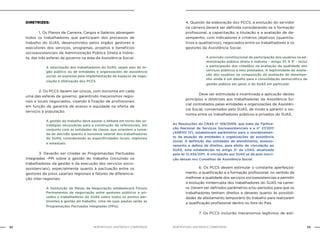NOB-RH/SUAS: ANOTADA E COMENTADA52 53NOB-RH/SUAS: ANOTADA E COMENTADA
DIRETRIZES:
		 1. Os Planos de Carreira, Cargos e Salários abrangem
todos os trabalhadores que participam dos processos de
trabalho do SUAS, desenvolvidos pelos órgãos gestores e
executores dos serviços, programas, projetos e benefícios
socioassistenciais da Administração Pública Direta e Indire-
ta, das três esferas de governo na área da Assistência Social.
A valorização dos trabalhadores do SUAS, sejam eles do ór-
gão público ou de entidades e organizações de assistência
social, se expressa pela implementação de espaços de nego-
ciação e efetivação dos PCCS.
		 2. Os PCCS devem ser únicos, com isonomia em cada
uma das esferas de governo, garantindo mecanismos regio-
nais e locais negociados, visando à fixação de profissionais
em função da garantia de acesso e equidade na oferta de
serviços à população.
A gestão do trabalho deve pautar o debate em torno das es-
tratégias necessárias para a construção de referenciais, em
conjunto com as entidades de classe, que orientem a toma-
da de decisão quanto à isonomia salarial dos trabalhadores
do SUAS, considerando as especificidades locais, regionais
e estaduais.
		 3. Deverão ser criadas as Programações Pactuadas
Integradas -PPI sobre a gestão do trabalho (incluindo os
trabalhadores da gestão e da execução dos serviços socio-
assistenciais), especialmente quanto à pactuação entre os
gestores de pisos salariais regionais e fatores de diferencia-
ção inter-regionais.
A instituição de Mesas de Negociação estabelecerá Fóruns
Permanentes de negociação entre gestores públicos e pri-
vados e trabalhadores do SUAS sobre todos os pontos per-
tinentes à gestão do trabalho. Uma de suas pautas serão as
Programações Pactuadas Integradas (PPIs).
4. Quando da elaboração dos PCCS, a evolução do servidor
na carreira deverá ser definida considerando-se a formação
profissional, a capacitação, a titulação e a avaliação de de-
sempenho, com indicadores e critérios objetivos (quantita-
tivos e qualitativos), negociados entre os trabalhadores e os
gestores da Assistência Social.
A previsão constitucional de participação dos usuários na ad-
ministração pública direta e indireta – artigo 37, § 3º - inclui
a participação dos cidadãos na avaliação da qualidade dos
serviços públicos a eles prestados. A legitimidade da avalia-
ção dos usuários na composição da avaliação de desempe-
nho ainda é um desafio para a consolidação democrática da
gestão pública em geral, e do SUAS em particular.
		 Deve ser estimulada e incentivada a aplicação destes
princípios e diretrizes aos trabalhadores da Assistência So-
cial contratados pelas entidades e organizações de Assistên-
cia Social, conveniados pelo SUAS, de modo a garantir a iso-
nomia entre os trabalhadores públicos e privados do SUAS.
As Resoluções do CNAS nº 109/2009, que trata da Tipifica-
ção Nacional de Serviços Socioassistenciais e a nº 27/2011
(ANEXO IV), estabelecem parâmetros para o reordenamen-
to da atuação de entidades e organizações de assistência
social. A definição das entidades de atendimento, assesso-
ramento e defesa de direitos, para efeito de vinculação ao
SUAS, está estabelecida no artigo 3º da LOAS, atualizada
pela lei 12.435/2011. A vinculação aos SUAS se dá pela inscri-
ção dessas nos Conselhos de Assistência Social.
		 6. Os PCCS devem estimular o constante aperfeiçoa-
mento, a qualificação e a formação profissional, no sentido de
melhorar a qualidade dos serviços socioassistenciais e permitir
a evolução ininterrupta dos trabalhadores do SUAS na carrei-
ra. Devem ser definidos parâmetros e/ou períodos para que os
trabalhadores tenham direitos e deveres quanto às possibili-
dades de afastamento temporário do trabalho para realizarem
a qualificação profissional dentro ou fora do País.
		 7. Os PCCS incluirão mecanismos legítimos de estí-
 