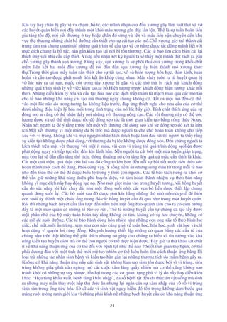 34
Khi tay hay chân b gãy vì va ch m ,b té, các mãnh nh n c a u xương gãy làm toát th t và v
các huy t qu n bi n nơi ây thành m t kh i máu xương gân th t l n l n. Th là s tu n hoàn li n
gia tăng t c , nơi v t thương tay ho c chân ó sưng vù lên và máu li n v n chuy n n khu
v c th thương nh ng ch t b dư ng c n thi t cho s c i t o các mô.Ch xương gãy tr thành cái
trung tâm mà chung quanh ó nh ng quá trình v c u t o và cơ năng ư c tác ng mãnh li t v i
m c ích chung là b túc, hàn g n,ki n t o l i nơi b t n thương. Các t bào tìm cách bi n c i l i
thích ng v i nhu c u c p thi t. Ví d n u nh n xét k ngư i ta s th y m t mãnh th t rách ra g n
ch xương gãy thành s n xương. úng v y, s n xương là s phôi thai c a xương trong kh i ch t
m m liên k t hai m i u xương r i d n d n s n xương y bi n thành mô xương th c
th .Trong th i gian m y tu n c n thi t cho s tái t o, vô s hi n tư ng hóa h c, th n kinh, tu n
hoàn và c u t o ư c phát minh liên k t ăn kh p cùng nhau. Máu ch y tuôn ra t huy t qu n b
v lúc x y ra tai n n, nư c c t trong t y xương b gãy và các th th t b rách nát khích ng
nh ng quá trình sinh lý v vi c ki n t o,tu b .Hi n tư ng trư c khích ng hi n tư ng khác n i
theo. Nh ng i u ki n lý hóa và c u t o hóa h c các d ch tr p th m t m ch máu qua các mô t o
cho t bào nh ng kh năng c i t o mà thư ng ngày chúng không có. T t c m i mô u có th ,
vào m t lúc nào ó trong tương lai không li u trư c, áp ng thích nghi cho nhu c u c a cơ th
dư i nh ng i u ki n lý hóa m i trong tình tr ng c a nó lúc b y gi . Tính ch t thích ng c a s
óng s o ai cũng có th nh n th y nơi nh ng v t thương nông c n. Các v t thương này có th ư c
lư ng ư c và có th tính ư c t c óng s o t c là th i gian ki n t o b ng công th c Nouy.
Nh n xét ngư i ta ý r ng trư c h t m t v t thương ch óng s o khi s óng s o ó xét ra h u
ích.M t v t thương vì m t m ng da b tróc mà ư c ngư i ta che ch hoàn toàn không cho ti p
xúc v i vi trùng, không khí và m i nguyên nhân kích thích ho c làm au rát thì ngư i ta th y r ng
s ki n t o không ư c phát ng,v t thương da b lóc không ư c óng s o. n ch ng ngư i ta
kích thích trên m t v t thương v i m t ít máu, vài con vi trùng thì quá trình óng s oli n ư c
phát ng ngay và ti p t c cho n khi lành h n. N u ngư i ta c t b t m t n a tuy n giáp tr ng,
n a còn l i s d n d n tăng th tích, thông thư ng nó còn tăng lên quá c m c c n thi t là khác.
C t m t qu th n, qu th n còn l i sau ó cũng to l n hơn n n i s bài ti t nư c ti u th a s c
hoàn thành m t cách d dàng. Ph i cũng v y. Ý s ng ti m n nhưng sung mãn t trong m i t bào
nh n toàn th cơ th ư c bi u l trong ý th c con ngư i . Các t bào tách riêng ra kh i cơ
th v n gi nh ng kh năng thiên phú huy n di u, vô tâm hoàn thành nhi m v theo b n năng
không vì m c ích n y hay ng l c n . Nh m t gi t máu vào trong huy t tương, vài h ng huy t
c u do s c n ng lôi kéo ch y dài như m t dòng su i nh , các ven b li n ư c thi t l p chung
quanh dòng su i y. Các b su i sau ó ư c ph kín b ng nh ng th nh tiêm-duy-t bi n
con su i y thành m t chi c ng trong ó các h ng huy t c u i qua như trong m t huy t qu n.
R i thì nh ng b ch huy t c u l n lư t n n m trên m t ng bao quanh làm cho ta có c m tư ng
y là m t mao qu n có nh ng t bào co rút . Th là nh ng huy t c u t chúng ã t o l y ư c
m t ph n nh c a b máy tu n hoàn tuy r ng không có tim, không có s lưu chuy n, không có
các mô nuôi dư ng. Các t bào hành ng h n nhiên như nh ng con ong xây t theo hình l c
giác, ch m t,nuôi u trùng, xem như con nào cũng gi i v toán h c, hóa h c, sinh v t h c và ch
ho t ng vì quy n lơi c ng ng. Khuynh hư ng thi t l p nh ng cơ quan b ng các c u t c a
chúng như trên th t không th gi i thích nhưng nó giúp cho chúng ta hi u và tin tư ng vào kh
năng ki n t o huy n di u mà cơ th con ngư i có th th c hi n ư c. Bây gi ta th kh o sát chút
ít v kh năng thu n ng c a cơ th i v i b nh t t như th nào ? Su t th i gian th b nh, cơ th
ph i ương u v i m t tình th m i m tuy nhiên cơ th luôn luôn tìm cách thu n ng b ng l i
lo i tr nh ng tác nhân sinh b nh và ki n t o hàn g n l i nh ng thương tích do m m b nh gây ra.
Không có kh năng thu n ng n y các sinh v t không làm sao sinh t n ư c b i vì vi trùng, siêu
trùng không giây phút nào ng ng m các cu c xâm lăng qu y nhi u mà cơ th cũng không sao
tránh kh i có nh ng s suy như c, t n h i trong các cơ quan, t ng ph vì lý do n y hay i u ki n
khác. “H a tùng kh u xu t, b nh tùng kh u nh p”, a s b nh t t u do th c ăn v t u ng mà sinh
ra nhưng may m n thay ru t h p th th c ăn nhưng l i ngăn c n s xâm nh p c a vô s vi trùng
sinh s n trong ng tiêu hóa. S dĩ các vi sinh v t nguy hi m ó tôn tr ng không dám bư c qua
màng ru t m ng ranh gi i kia vì chúng ph i kính n nh ng b ch huy t c u do kh năng thu n ng
 