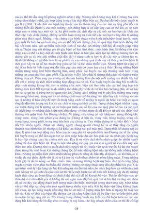 35
c a cơ th ã s n sàng b phòng nghiêm nh t ây. Nhưng n u không may khi vi trùng hay siêu
trùng xâm nh p cơ th , các ho t ng trong châu thân li n bi n c i. S thay i này ư c ngư i ta
g i là B NH . Tính ch t c a b nh tùy thu c vào l i thu n ng c a các mô và t ng ph i v i
nh ng bi n i b nh lý c a m t trư ng. S t ch ng h n là s áp ng c a cơ th khi có s xâm
nh p c a vi trùng hay m t v t l . S phát minh các ch t c t các mô, s hao h t các ch t c n
thi t cho vi c dinh dư ng, nh ng s h n lo n trong s xu t ti t các n i h ch cũng u là nh ng
ph n ng thích nghi. Nh ng tri u ch ng c a b nh thu n-viêm kinh niên,b nh ho i huy t, bư u
giáp m t l i bi u l s thu n ng c a cơ th i v i nh ng ch t mà qu th n lâm b nh không th
bài ti t ư c n a, v i s thi u th n m t sinh t nào ó, v i nh ng ch t c do tuy n giáp tr ng
ti t ra.Thu n ng v i nh ng y u t gây b nh có hai hình th c : m t hình th c là không cho xâm
nh p vào cơ th và h y di t i; m t hình th c khác là hàn g n, ki n t o l i nh ng thương tích do
chúng gây ra và hóa gi i nh ng ch t c do vi trùng sinh ra hay là do các mô t chúng t o ra.
B nh t t không có gì khác hơn là s phát tri n c a nh ng quá trình n y và th i gian lâm b nh là
th i gian x y ra s n l c thu n ng gi a cơ th và tác nhân nhi u lo n. Nhưng b nh t t cũng có
th là s bi u l tình tr ng suy i tiêu c c c a m t cơ quan hay c a ý th c. Trong nh ng b nh
nhi m trùng n ng như b nh thương hàn, sưng ph i, b i huy t, các n i thương xu t hi n trong
nh ng cơ quan như tim, gan, ph i. Các t bào ây li n phát l nh ng tính ch t mà thư ng ngày
không th y có. Ph n ng c a chúng có khuynh hư ng làm cho n i môi trư ng tr thành c h i
i v i vi trùng và kích thích nh ng ho t ng c a cơ th . Các b ch huy t c u tăng b i ra nhi u,
phát sinh nh ng kháng th , ti t ra nh ng ch t m i, bi n c i theo nhu c u các mô ng h p v i
nh ng i u ki n b t ng t o ra do nh ng tác nhân gây b nh, do s t n h i các t ng ph , do s c
h i và s qui t vi trùng nơi cơ quan nào ó. Chúng t o nh ng nơi b gây c nh ng m c sưng
làm nung thành m , trong m y có nh ng ch t men có kh năng làm tiêu h y các vi trùng và làm
tan rã nh ng t bào s ng m l i thoát b ng cách tr mi ng ra ngoài da ho c vào m t cơ quan
r ng ào th i lư ng m kia và xác ch t vi trùng ra kh i cơ th . Trong nh ng b nh nhi m trùng,
các tri u ch ng ch là nh ng s th hi n quá trình các n l c c a các t ng ph ,t bào và các d ch
thích ng v i nh ng i u ki n m i, ch u ng v i tình tr ng ó r i tr l i v i s c kh e bình
thư ng v i quân bình Âm Dương t t p. Vi trùng, siêu trùng có m t kh p nơi, trong không khí,
trong nư c, trong th c ph m c a chúng ta. Chúng trên da, trong mũi, trong mi ng, trong c ,
trong h ng, trong ph i, trong ng tiêu hóa c a chúng ta. Tuy nhiên chúng t ra hi n khô, vô h i
i v i nhi u ngư i. Nh n xét nh ng ngư i chung quanh chúng ta, ta s th y r ng có ngư i
thư ng m c b nh nào ó nhưng có k khác l i ch ng bao gi m c ph i.Tr ng thái kháng này có
ư c là nh s ho t ng i u hòa c a các t ng ph và s quân bình Âm Dương các t bào cùng
khí huy t trong cơ th làm ngăn tr s xâm nh p ho c s c hóa gi i các tác nhân gây b nh hay
là h y di t chúng ngay lúc chúng m i vào. ây là s mi n d ch thiên nhiên giúp cho nhi u ngư i
ch ng h au n b nh t t. ây là m t kh năng r t quý giá mà con ngư i t xưa n nay v n
th m mơ ư c. Dư ng như s mi n d ch này, ngư i thì tùy thu c vào s di truy n, k l i thu ho ch
ư c trong lúc sinh ho t. Có nh ng ch ng t c d m c nh ng b nh này l i không m c nh ng b nh
khác. Nhưng s mi n d ch thiên nhiên không ph i ch riêng do b m th di truy n, do khí h u,do v
trí a dư mà ph n chính y u là do t k ám th và do th c ph m ăn u ng h ng ngày. Trong nh ng
b nh gây ra do ăn u ng sai l m , thi u th n và trong nh ng b nh suy bi n như b nh c ng ng
m ch, cơ tâm viêm,th n hư bi n, ái ư ng, nh ng cơ năng thu n ng u d ph n hóa gi i. Các
quá trình sinh lý v n d ng t n l c kh năng t s a i th nào cho thích h p hơn c v i hoàn c nh
m i duy trì s sinh t n c a toàn cơ th . N u m t h ch nào ó xu t ti t không y thì nh ng
h ch khác tăng gia ho t ng và khu ch i th tích b khuy t bù vào. Thí d khi bi n-m c t -
tâm-nhĩ và t tâm-th t y u i không s c ngăn máu y lui, qu tim s l n lên và tăng s c thêm
có th y vào ng m ch m t lư ng máu c n thi t. nh hi n tư ng thích ng này, b nh nhân
v n có th ti p t c s ng như m i ngư i trong nhi u năm n a. Khi b th n v n ng không ư c
trôi ch y, áp l c ng m ch li n tăng lên có m t s lư ng máu l n hơn i ngang b máy l c
b t túc. Lúc sơ kh i c a b nh ái ư ng ,cơ th cũng ki m cách bù p vào s thi u th n ch t
in-su-lin do t y t ng ti t ra. Nói chung trong nh ng b nh suy bi n, cơ th luôn luôn n l c v n
d ng h t kh năng bù p cho cơ năng b suy kém, che y như c i m c a cơ th c l p
 