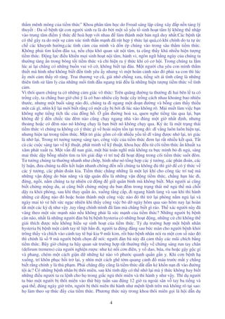 4
th m mênh mông c a ti m th c” Khoa phân tâm h c do Freud sáng l p cũng xây p n n t ng lý
thuy t : a s b nh t t con ngư i sinh ra là do b i m t s y u t sinh ho t tâm lý không th nh p
vào trung tâm i m ý th c hoà h p v i nhau làm thành m t b n ngã duy nh t.Các b nh t t
có th gây ra do m t s c m xúc tinh th n m nh ã rút h p ý th c l i quá,có khi chính do ta t c
ch các khuynh hư ng,các tình c m c a mình và d n ép chúng vào trong sâu th m ti m th c.
Không ph i tìm ki m âu xa, n u ch u khó quan sát n i tâm, ta cũng th y khá nhi u hi n tư ng
ti m th c. ng l c i u khi n m i sinh ho t n i tâm, hành vi, ngôn ng h ng ngày c a chúng ta
thư ng tàng n trong bóng t i ti m th c và ch hi n ra ý th c khi có cơ h i. Trong chúng ta l m
lúc ai l i ch ng có nh ng bu n vui vô c , không bi t t i âu. M t ngư i cha yêu con mình th m
thi t mà hình như không bi t n tình yêu y nhưng vì m t hoàn c nh nào ó ph i xa con thì lúc
y m i c m th y rõ ràng. Trai thương v cũ, gái nh ch ng xưa, ti ng sét ái tình cũng là nh ng
thiên tình s lâm ly c a nh ng m i tình u ngang trái u là nh ng hi n tư ng ti m th c v tình
c m.
Vì thói quen chúng ta có nh ng c m giác vô th c: Trên quãng ư ng ta thư ng i hai bên l ta có
tr ng cây, ta ch ng bao gi chú ý là có bao nhiêu cây ho c cây tr ng cách nhau kho ng bao nhiêu
thư c, nhưng m t bu i sáng nào ó, chúng ta i ngang m t o n ư ng và b ng c m th y thi u
m t cái gì, nhìn k l i m i bi t r ng có m t cây b b i i lúc nào không rõ. M i mi t làm vi c b n
không nghe ti ng tích t c c a ng h . g n ư ng ho xa, quen nghe ti ng tàu qua l i, b n
không ý n chi c tàu êm nào cũng ch y ngang nhà vào úng m t gi nh t nh, nhưng
tho ng ho c có êm nào nó không ch y là b n bi t nó không ch y qua. Ký c là m t tr ng thái
ti m th c vì chúng ta không có ý th c gì v hoài ni m t n t i trong ó: dĩ vãng luôn luôn hi n t i,
nhưng hi n t i trong ti m th c. M t tri giác g m có r t nhi u y u t dĩ vãng ư c nh l i, tri giác
là nh l i. Trong trí tư ng tư ng sáng t o, công vi c c a ti m th c em l i r t nhi u k t qu . T t
c các cu c sáng t o v k thu t, phát minh v k thu t, khoa h c u t cõi ti m th c n khu t xa
xăm phát xu t ra. M t v n nan gi i, m t bài toán nghĩ mãi không ra b c mình b i ng , sáng
mai th c d y b ng nhiên tìm ra l i gi i áp vì trí tu ã ho t ng trong cõi ti m th c su t êm.
Tư tư ng chúng ta thư ng nhanh như ch p, hình như nó t ng h p các ý tư ng, các phán oán, các
lý lu n, ưa chúng ta n k t lu n nhanh chóng n n i chúng ta không thì gi có ý th c v
các ý tư ng, các phán oán kia. Ti m th c ch ng nh ng là m t l i khí cho công tác trí tu mà
nh ng v n ng do b n năng và t p quán u là nh ng v n ng ti m th c, ch ng h n lúc i,
ng, ng i, n m chúng ta t nhiên c ng gi quân bình mà không bi t. M i ngư i ai cũng
bi t ch ng m ng du, ai cũng bi t ch ng m ng du ban êm trong tr ng thái mê ng th mà ch i
d y ra kh i phòng, sau khi thay qu n áo, xu ng t ng c p, i ngang hành lang và sau khi thi hành
nh ng c ng nào ó ho c hoàn thành m t công vi c nào ó thì tr l i phòng n m ng l i và
ngày mai t v h t s c ng c nhiên khi th y công vi c b d ngày hôm qua sao hôm nay l i hoàn
t t m t các kỳ d như v y ,tuy r ng chính mình ã làm mà ch ng bi t gì ráo. Th xác ngư i này ã
vâng theo m t s c m nh nào n u không ph i là s c m nh c a ti m th c? Nh ng ngư i b b nh
cân não, nh t là nh ng ngư i àn bà b b nh hysteria có nh ng ho t ng, nh ng c ch không th
gi i thích ư c n u không hi u s sinh ho t c a ti m th c. T d trư ng h p m t b nh nhân
hysteria b b nh m t cánh tay tê li t h n i, ngư i ta ng ng sau b c màn cho ngư i b nh kh i
trông th y và chích vào cánh tay tê b i kia 9 mũi kim, r i b o b nh nhân nói ra m t con s nào ó
thì chính là s 9 mà ngư i b nh ch n nói: ngư i àn bà này ã c m th y các mũi chích b ng
ti m th c. Bây gi chúng ta hãy quan sát trư ng h p r t thư ng th y v ch ng s ng run tay chân
(delirum tremens) c a ngư i nghi n rư u: như k n i cơn iên, y v dao, búa, rìu ho c g y g c gí
và phang, chém m t cách gi n d nh ng k nào vô phư c quanh qu n g n y. Khi cơn b nh h
xu ng, trí khôn ph c h i tr l i, y nhìn m t cách ghê t m quang c nh máu trư c m t y ch ng
bi t r ng chính y là th ph m. Ph i chăng ây cũng là ti m th c d t d n k kh n n n i vào ư ng
t i ác? Có nh ng b nh nhân b thôi miên, sau khi t nh d y có th nh l i mà ý th c không hay bi t
nh ng i u ngư i ta ra l nh cho h trong gi c ng thôi miên và thi hành y như v y. Thí d ngư i
ta b o m t ngư i b thôi miên vào th b y tu n sau úng 12 gi ra ngoài sân v tay ba ti ng và
qu th , úng ngày gi trên, ngư i b thôi miên thi hành như m nh l nh trên mà không rõ t i sao:
h làm theo s thúc y c a ti m th c. Phương th c này trong khoa thôi miên g i là h i d n d
 